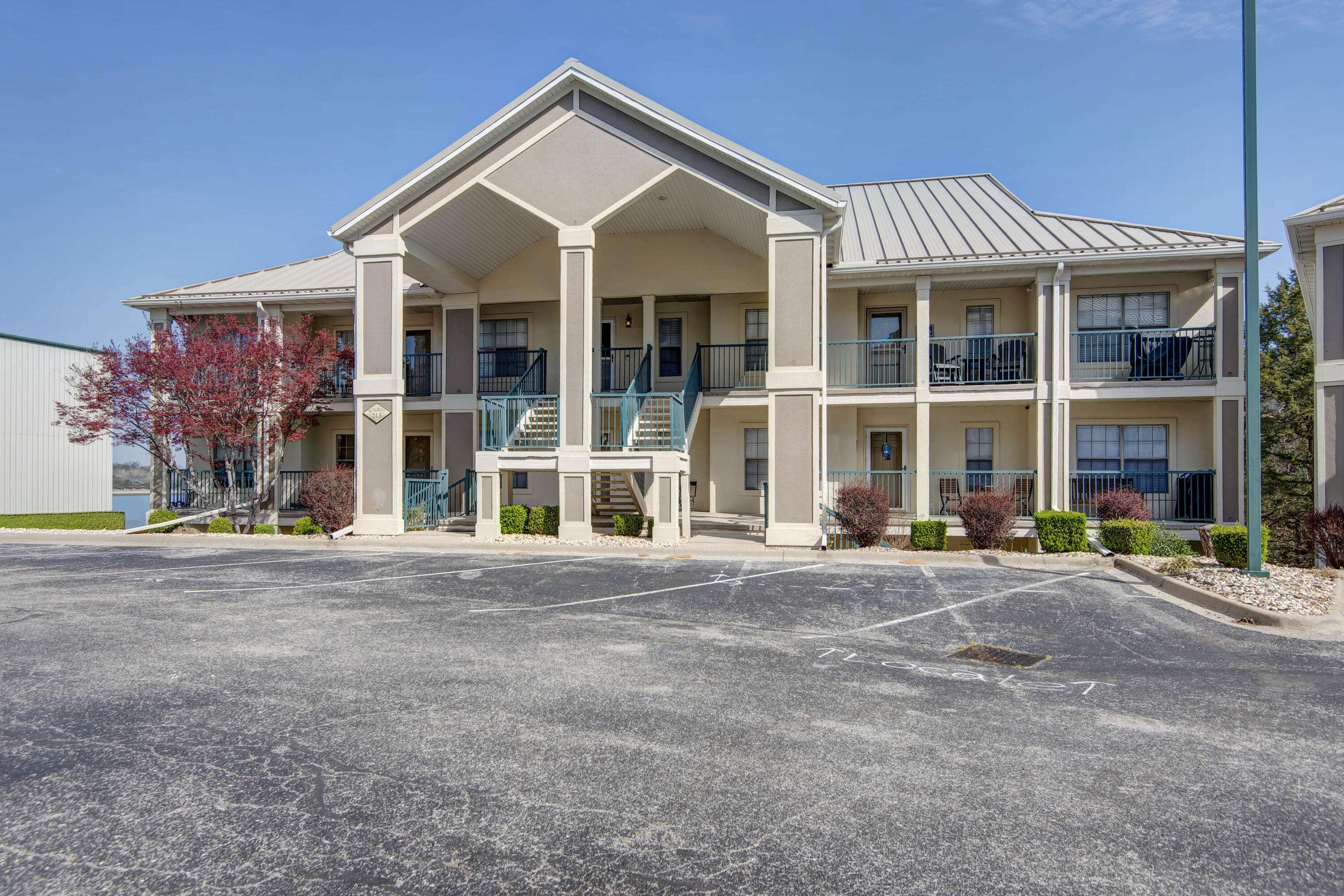215 Lower Emerald Bay CIR #8, Hollister, MO 65672