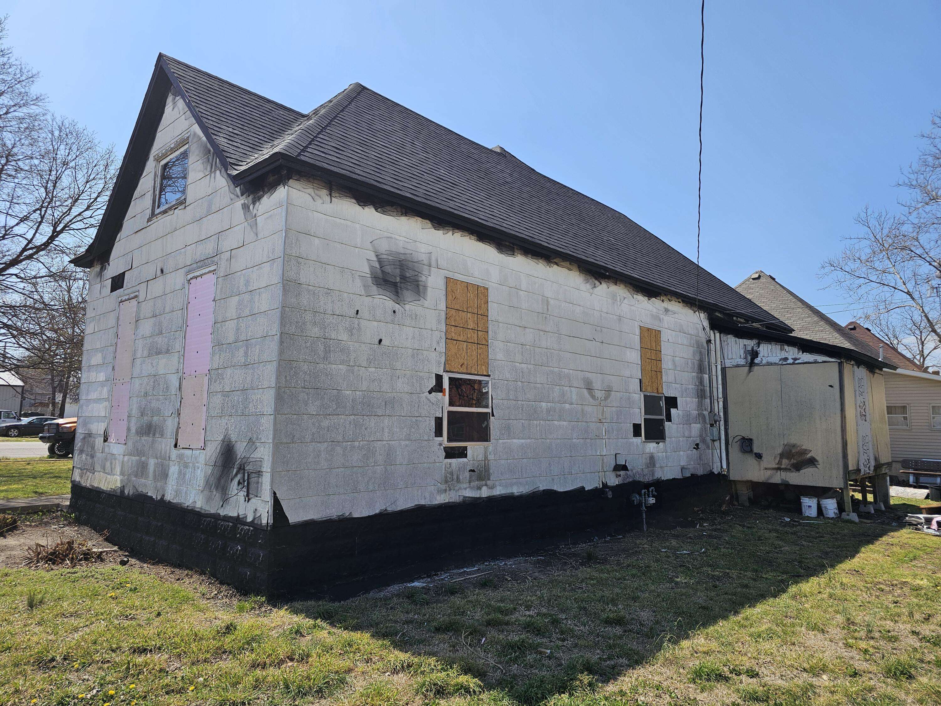 135 E Locust ST, Aurora, MO 65605
