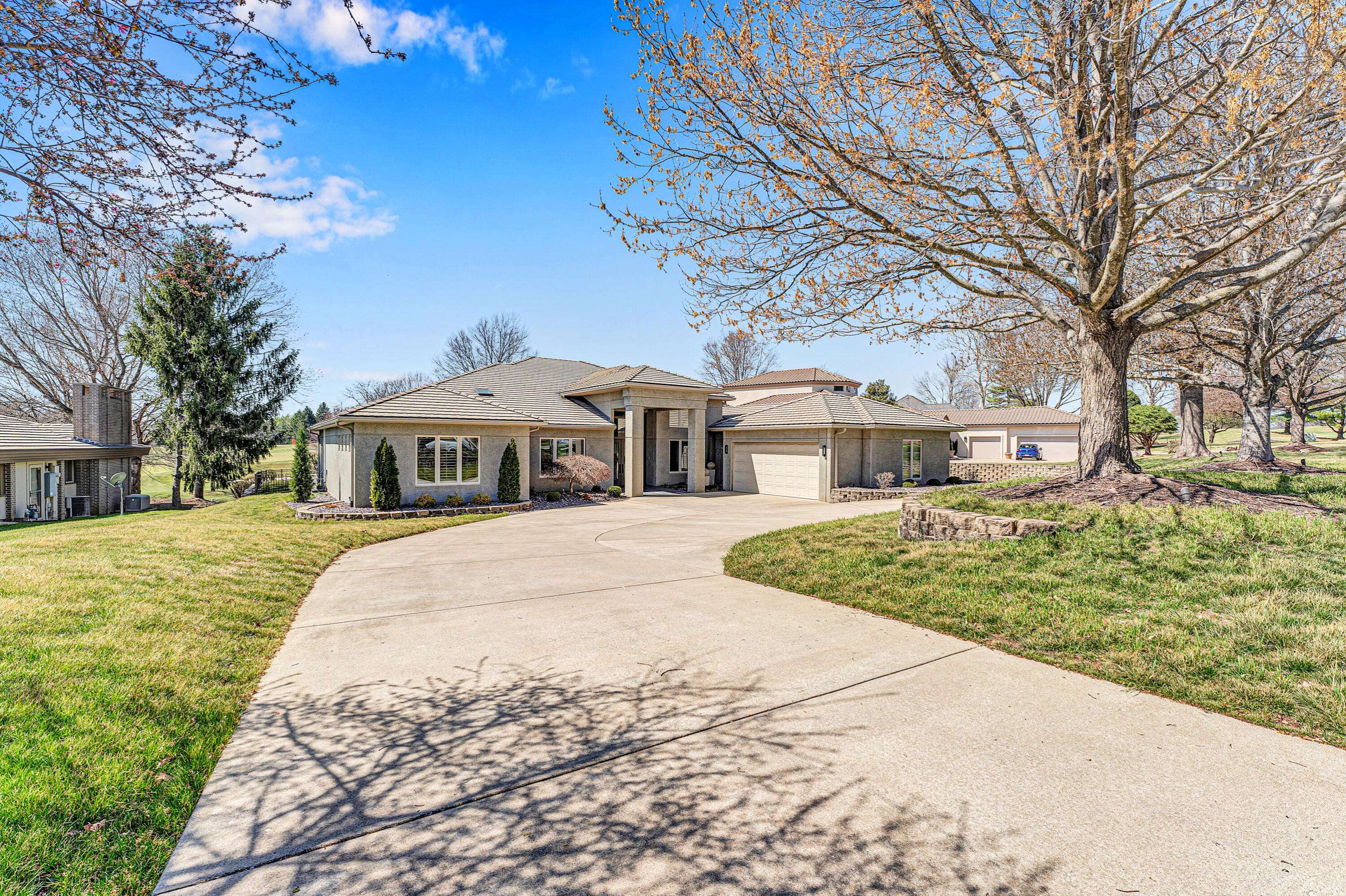 5197 S Stonehaven DR, Springfield, MO 65809