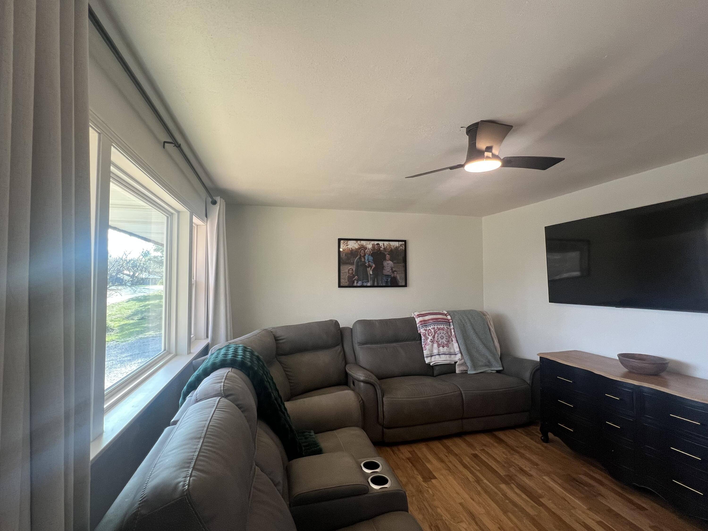 9077 Charles DR, Birch Tree, MO 65438