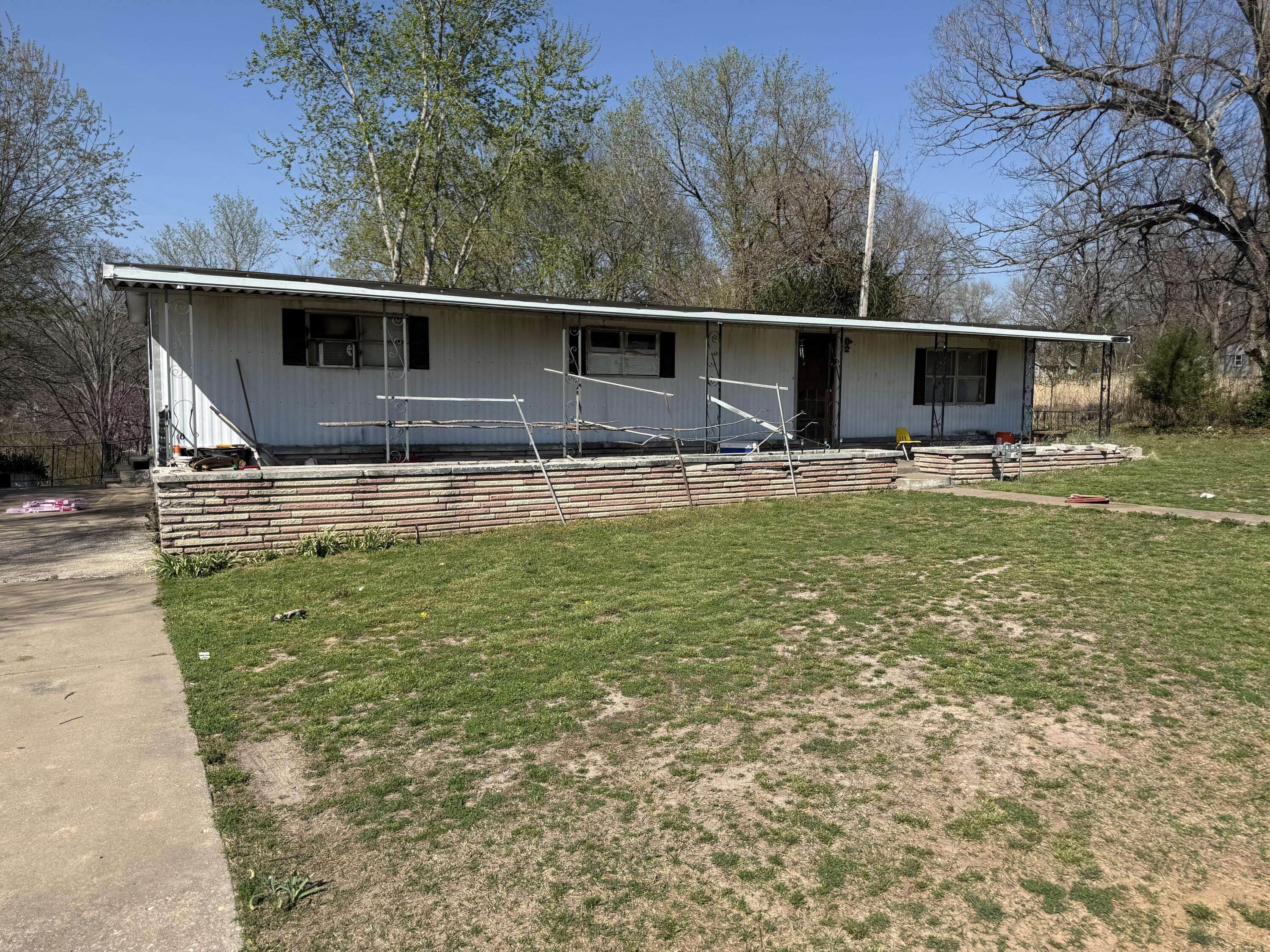 504 E Park AVE, Crane, MO 65633