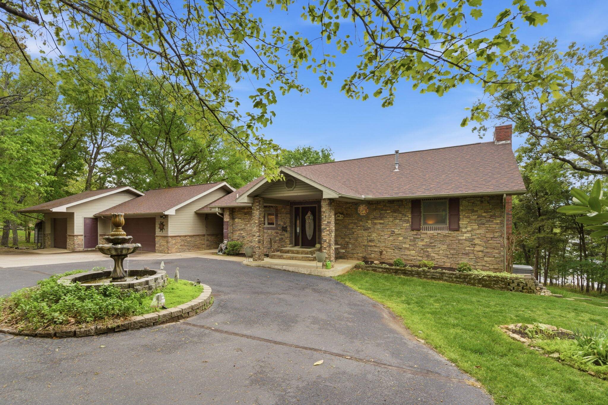 1841 Lake Bluff DR, Reeds Spring, MO 65737