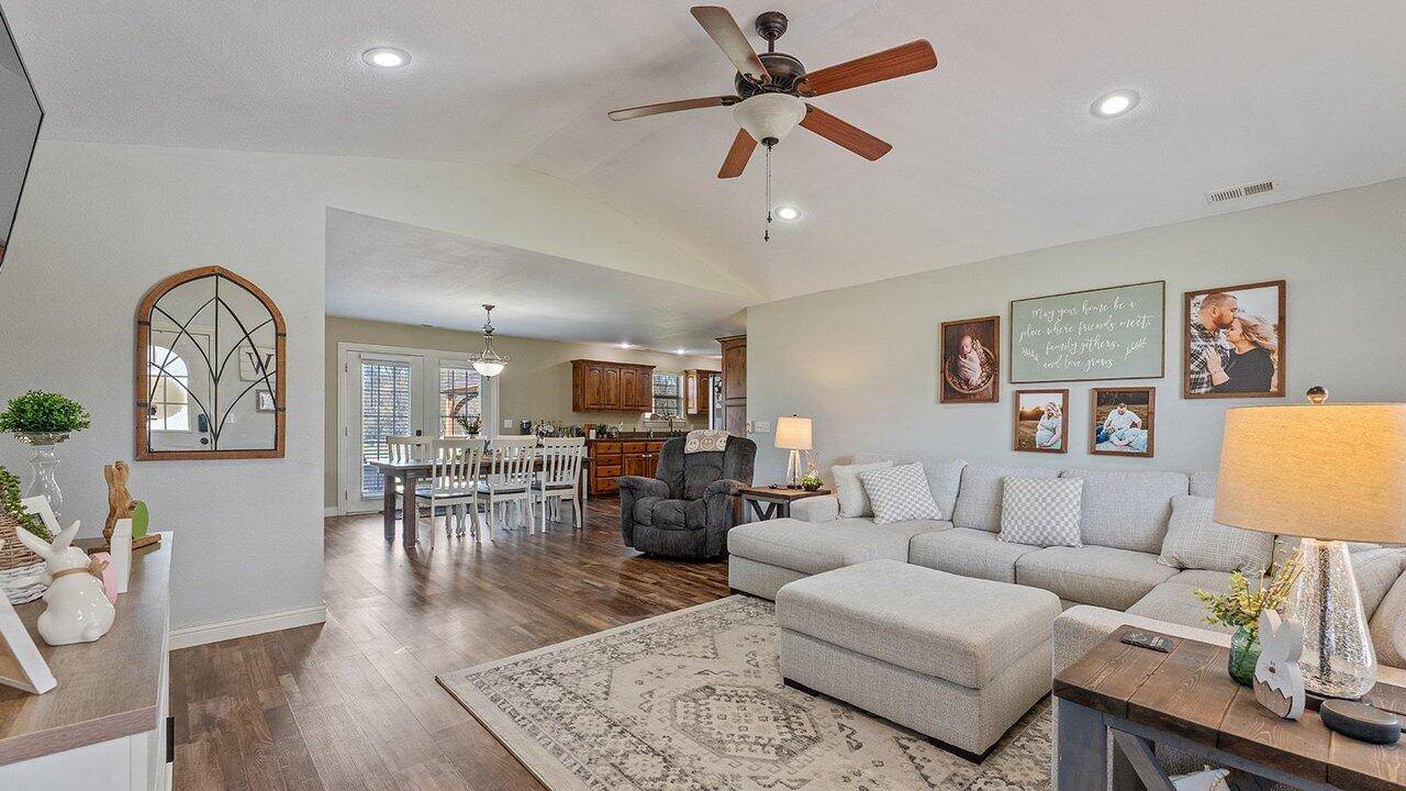 11074 Iris RD, Neosho, MO 64850