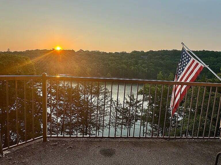 902 Rocky Shore TER, Kimberling City, MO 65686
