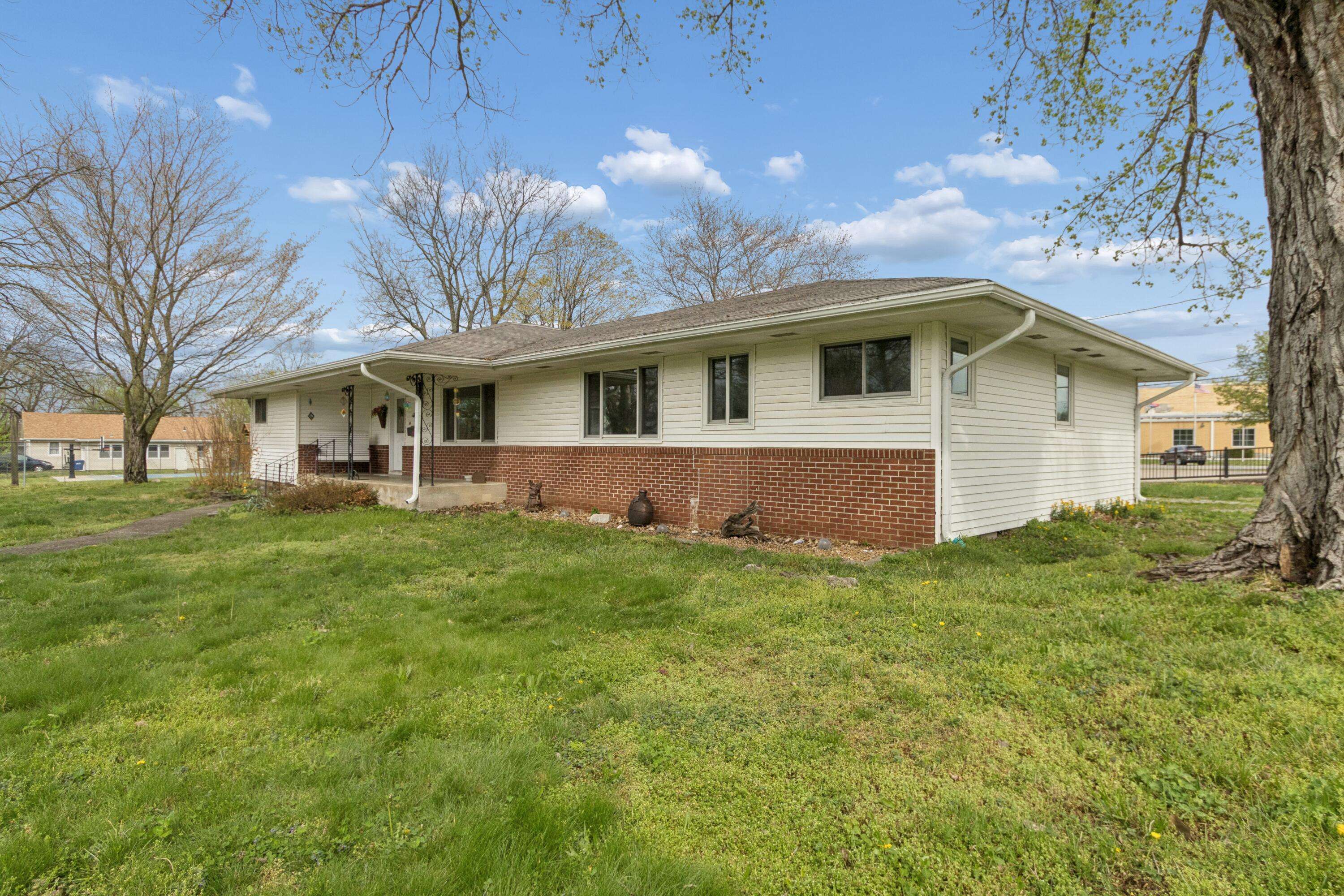 424 W Water ST, Greenfield, MO 65661