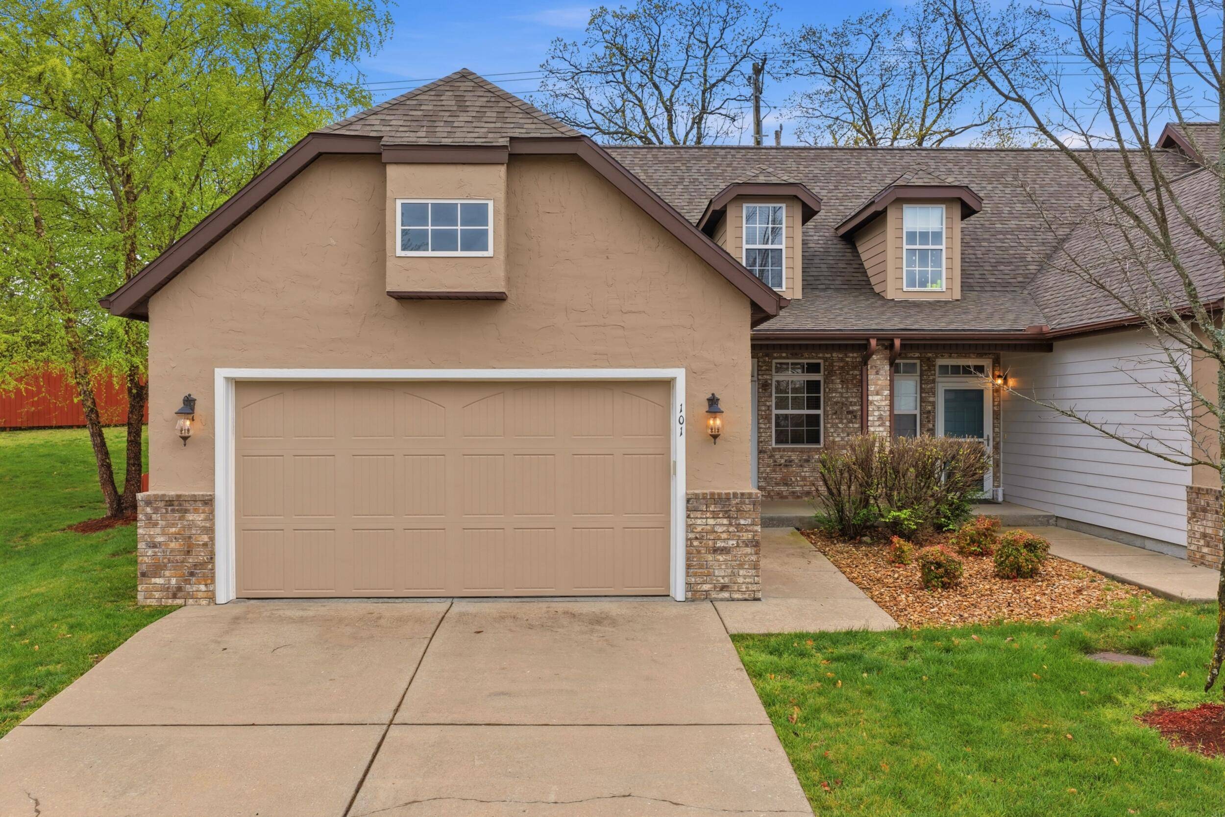 101 Residence LN, Branson, MO 65616