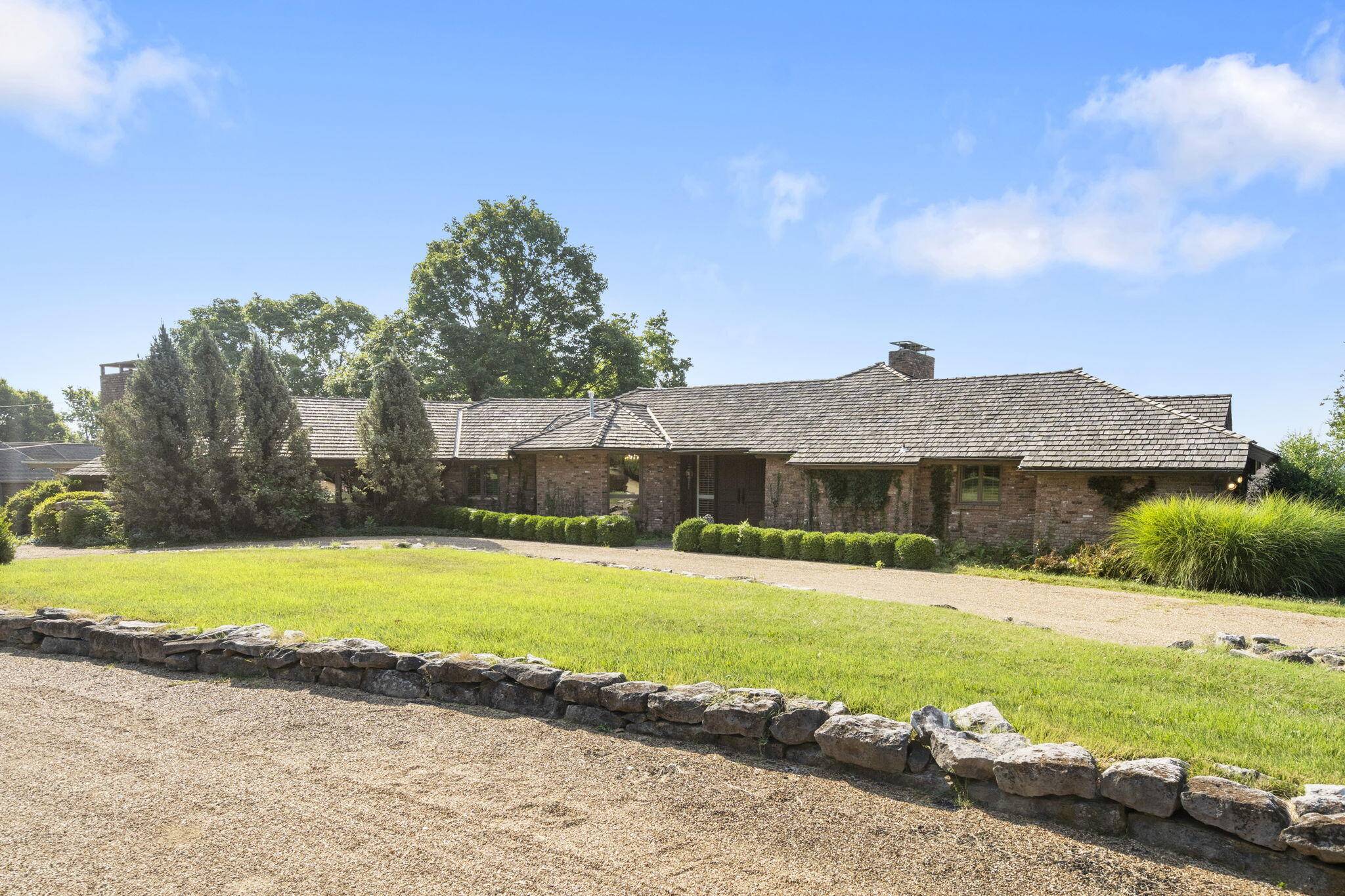 3886 E Hawthorne Hill LN, Springfield, MO 65809