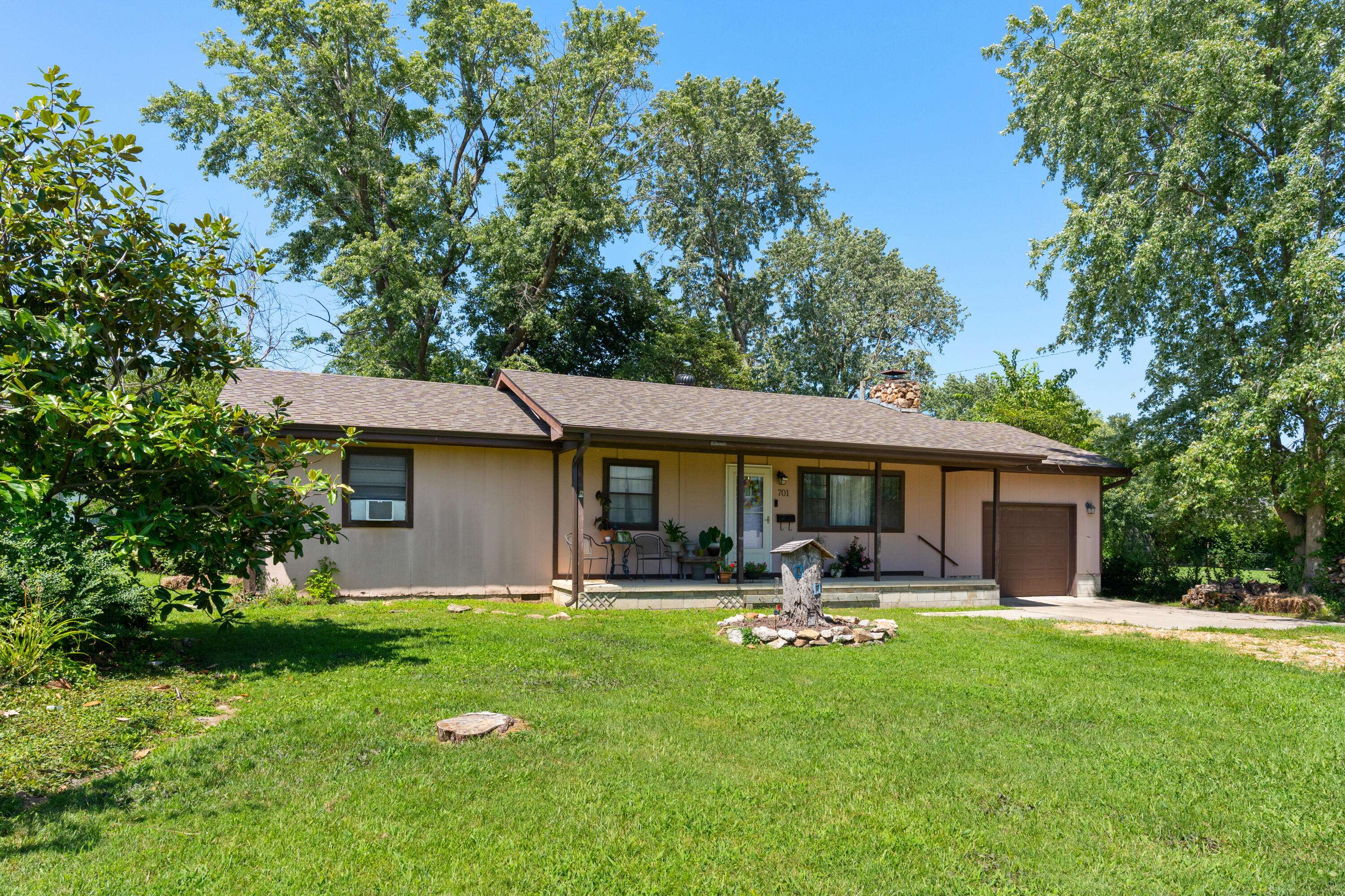 701 E Jackson ST, Marshfield, MO 65706