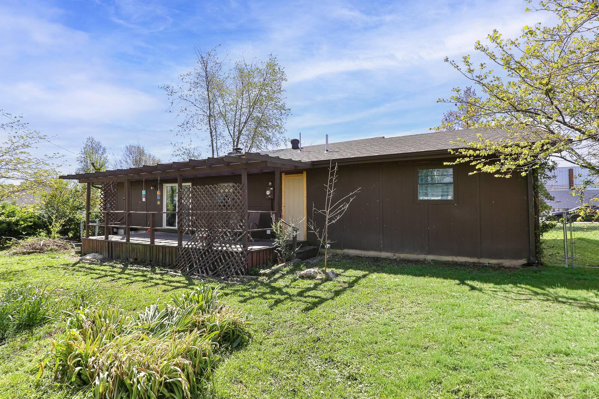 701 E Jackson ST, Marshfield, MO 65706