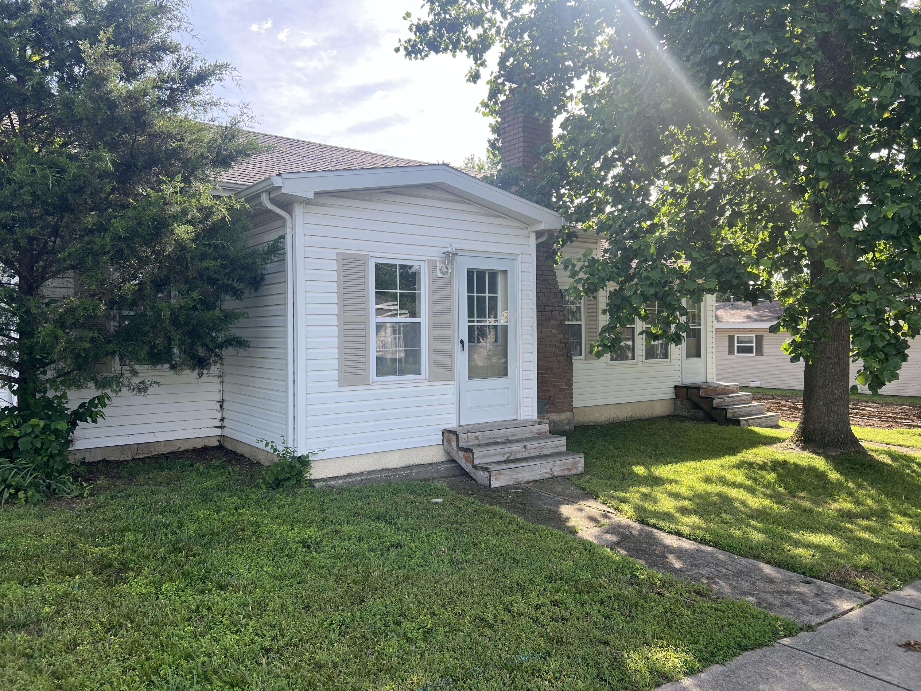 418 W Commercial ST, Mansfield, MO 65704