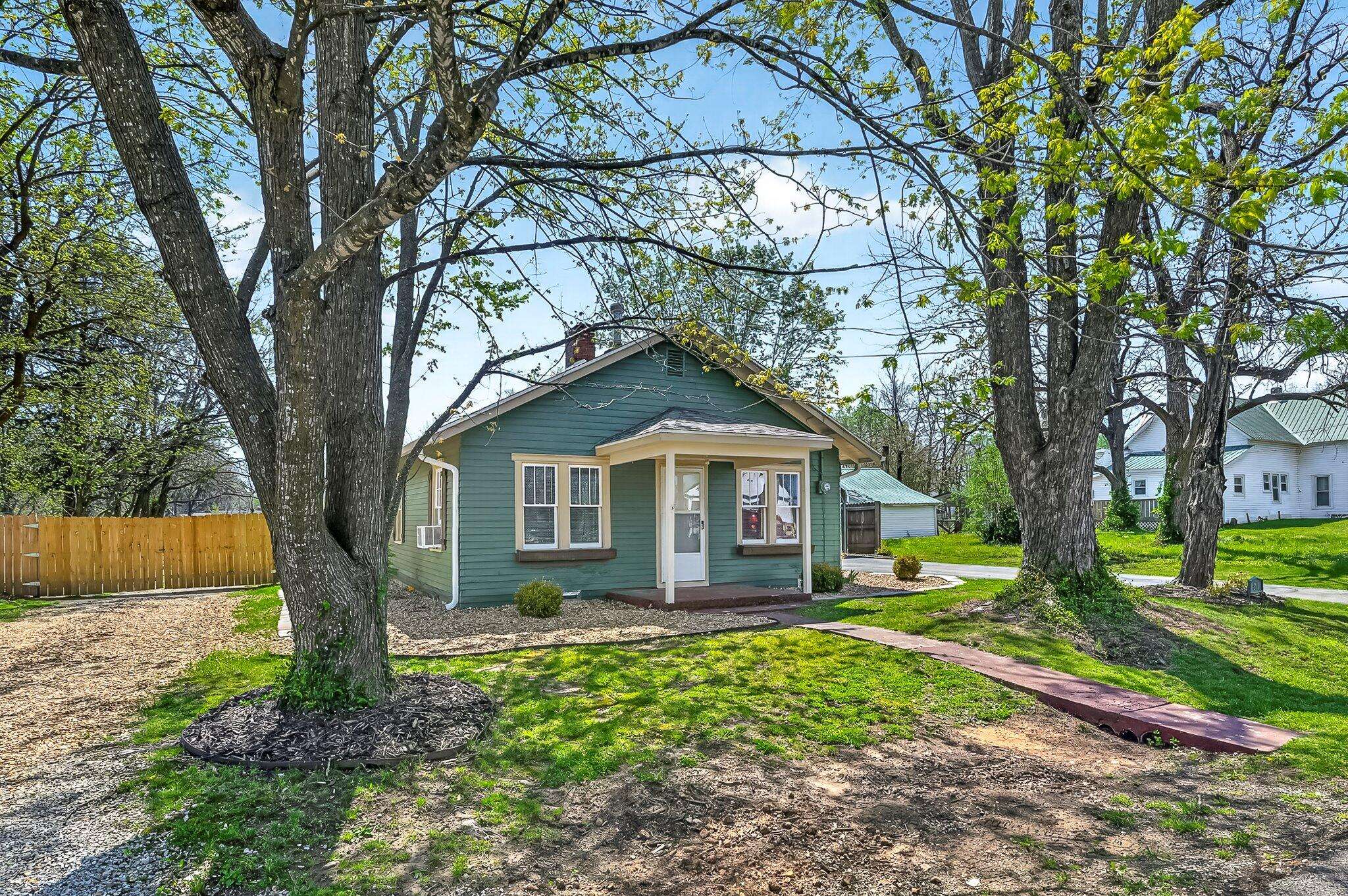 310 W Lawrence ST, Marionville, MO 65705