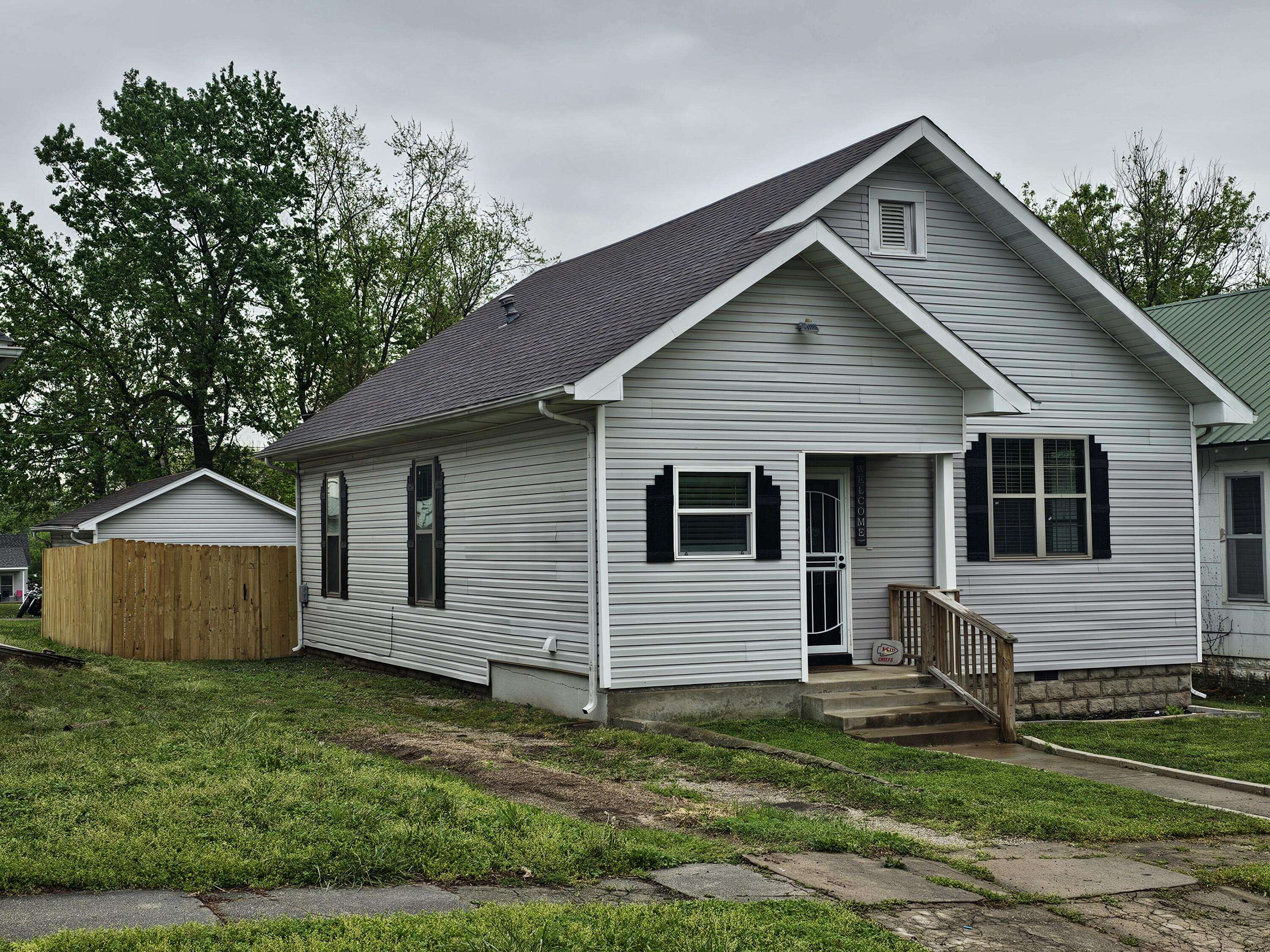 613 8th ST, Monett, MO 65708