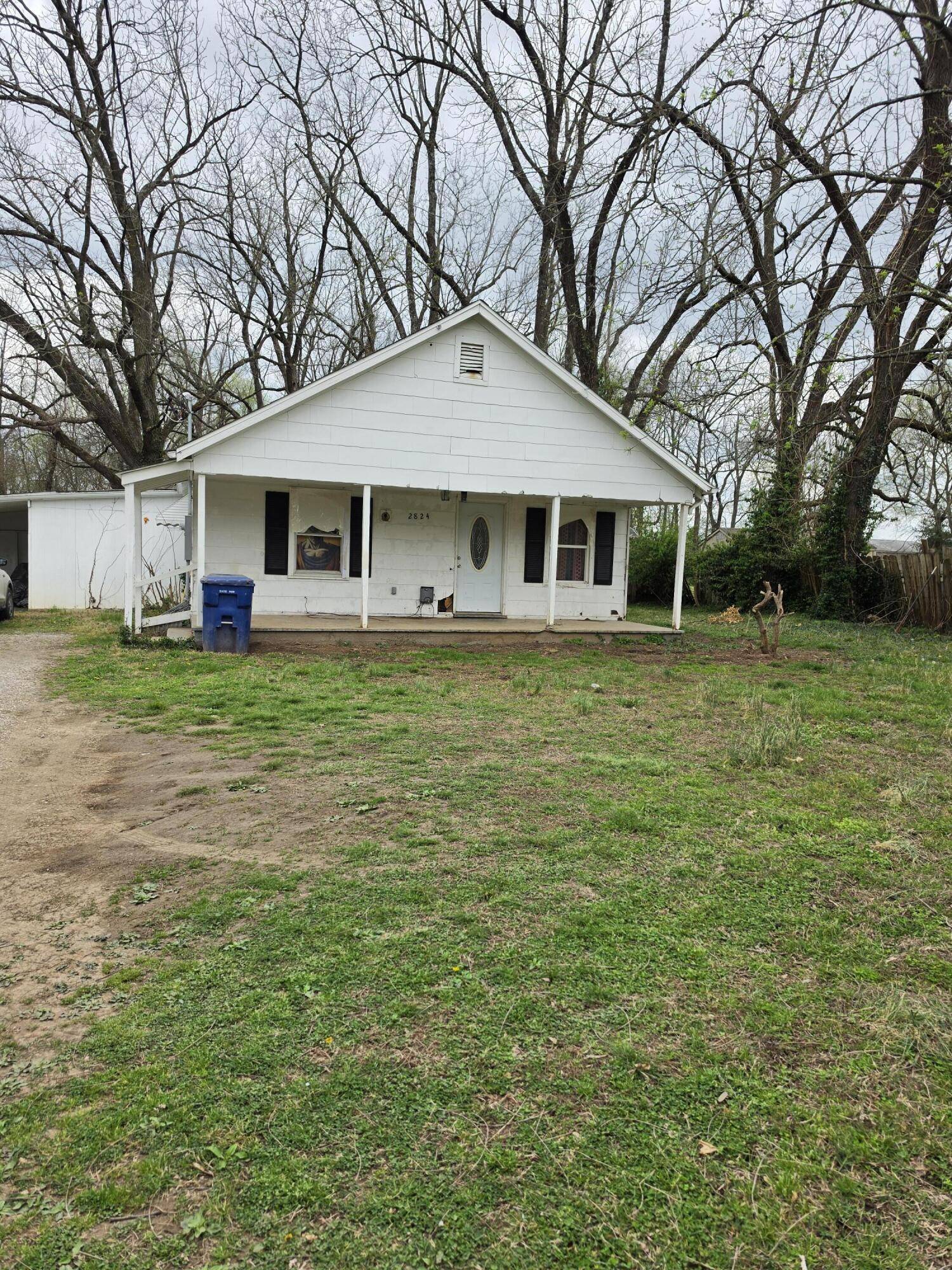 2824 W Chestnut ST, Springfield, MO 65803