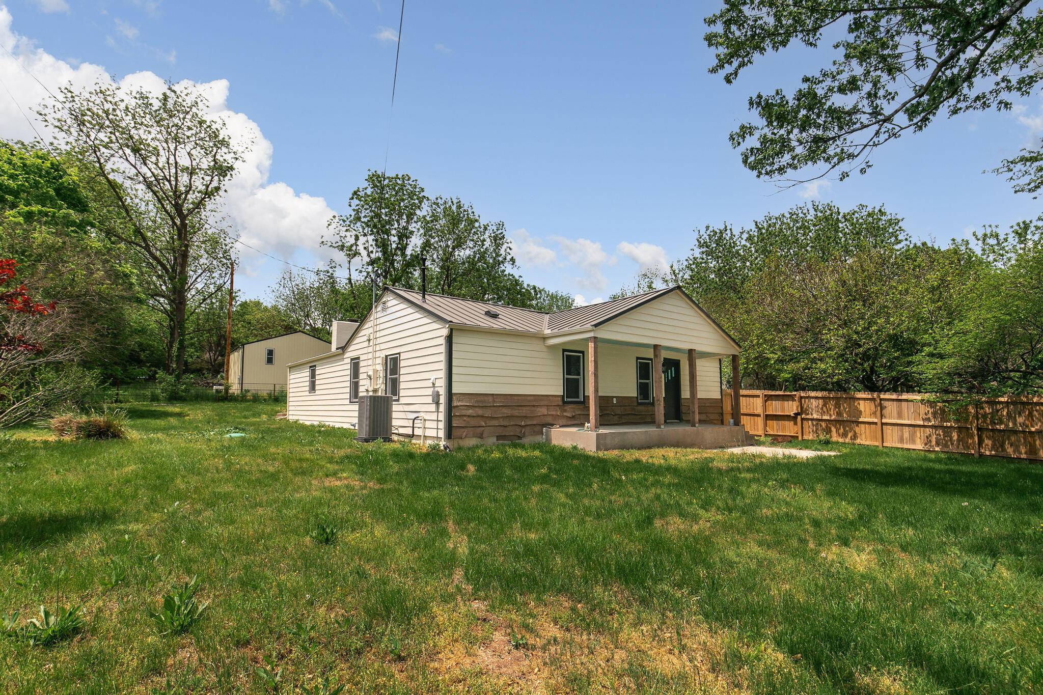 2031 N Farm Rd 197, Springfield, MO 65802