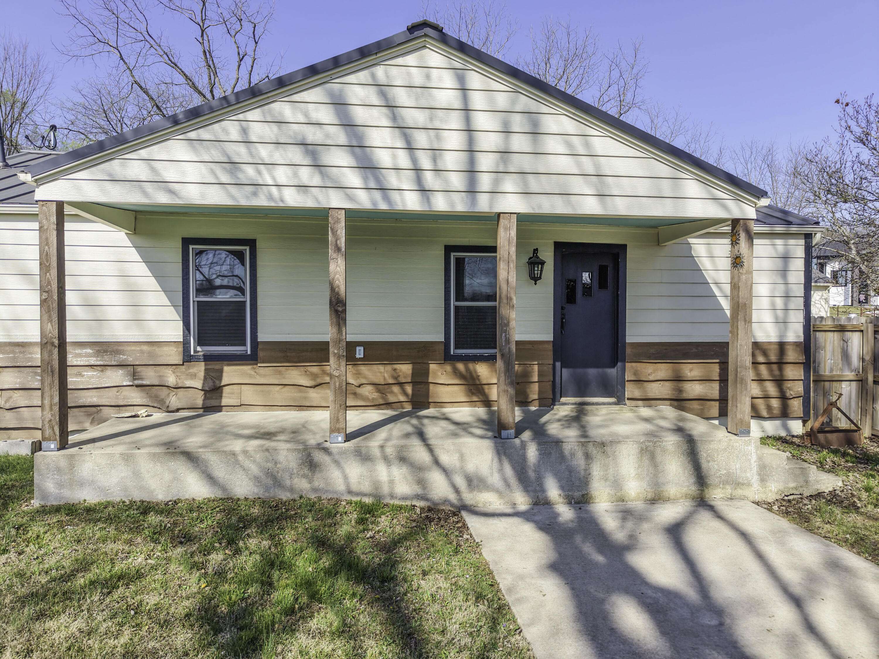 2031 N Farm Rd 197, Springfield, MO 65802