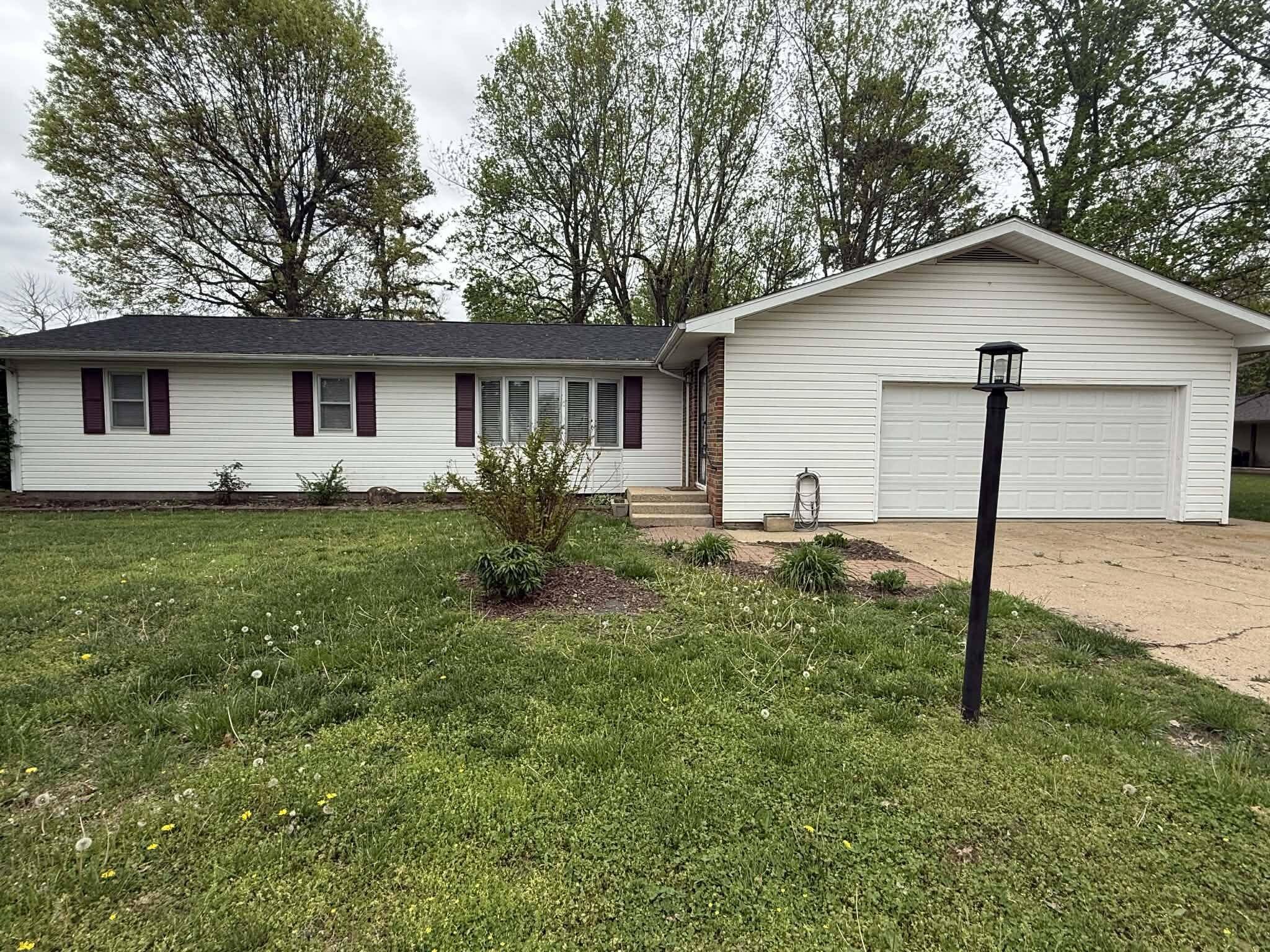 1006 E 10th ST, Mountain Grove, MO 65711