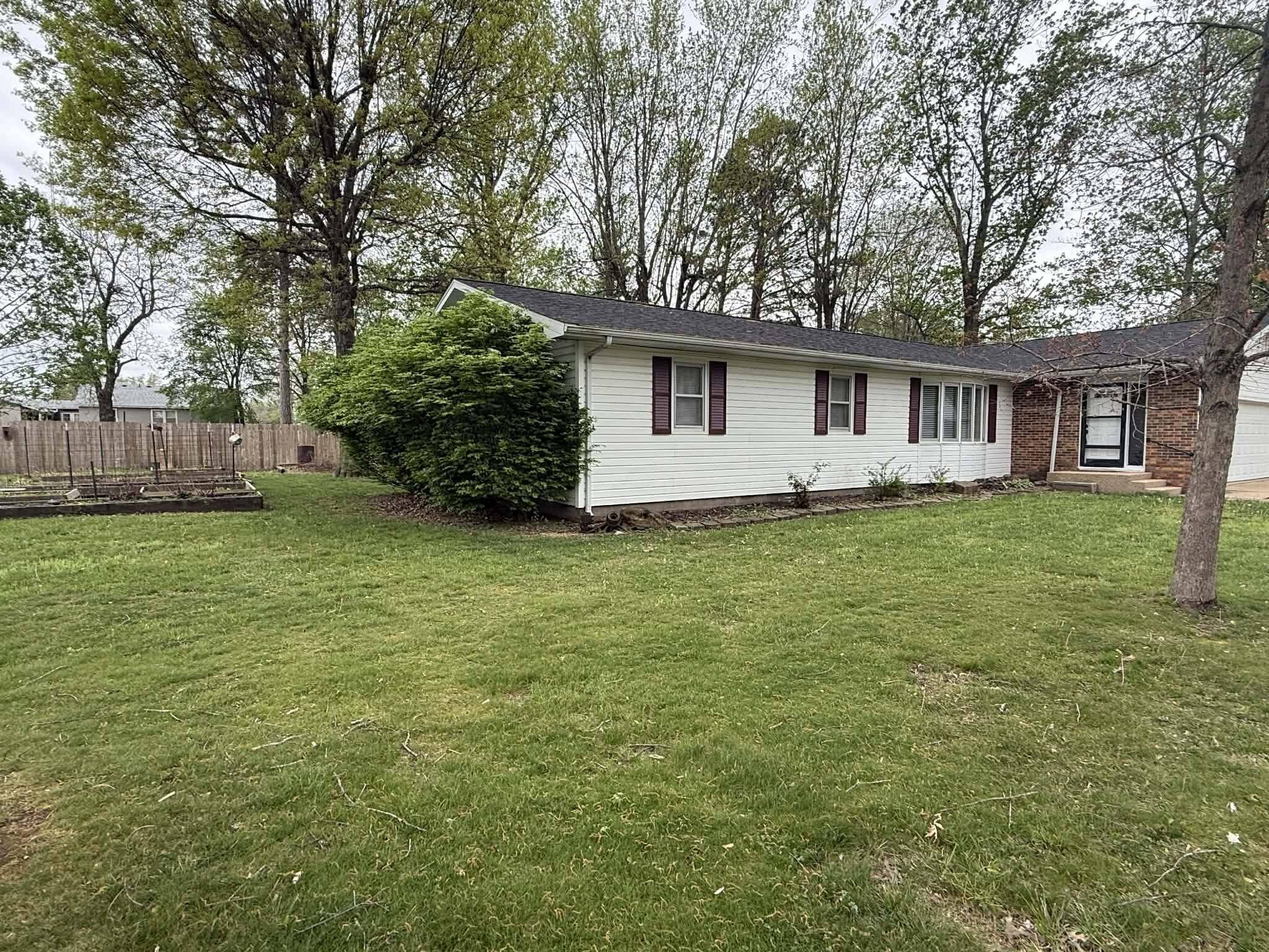 1006 E 10th ST, Mountain Grove, MO 65711
