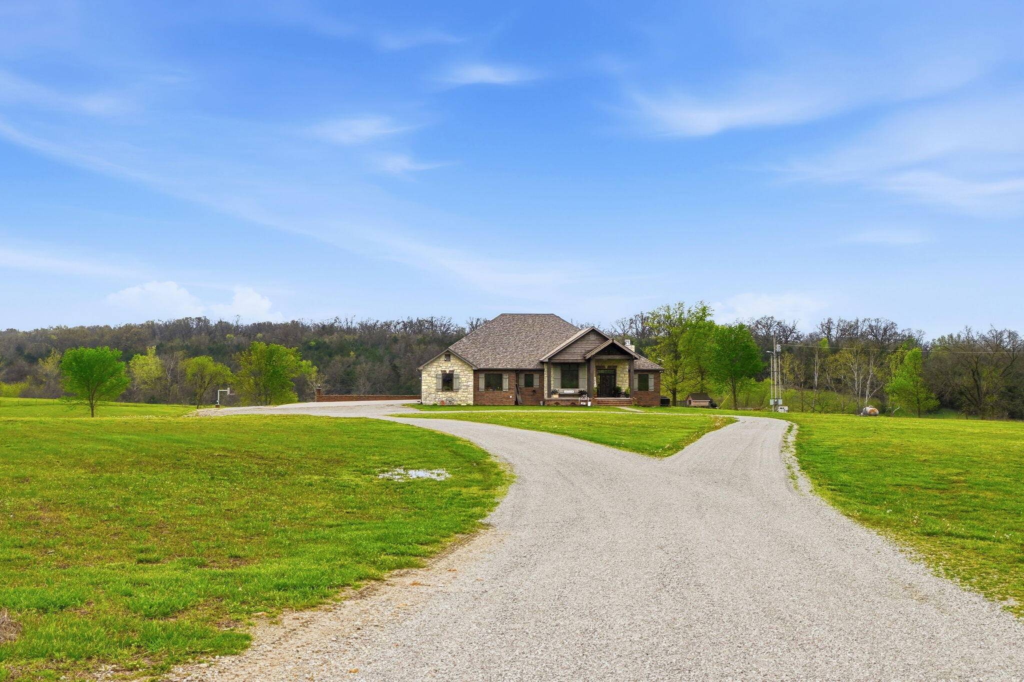 3803 E 225th RD, Halfway, MO 65663