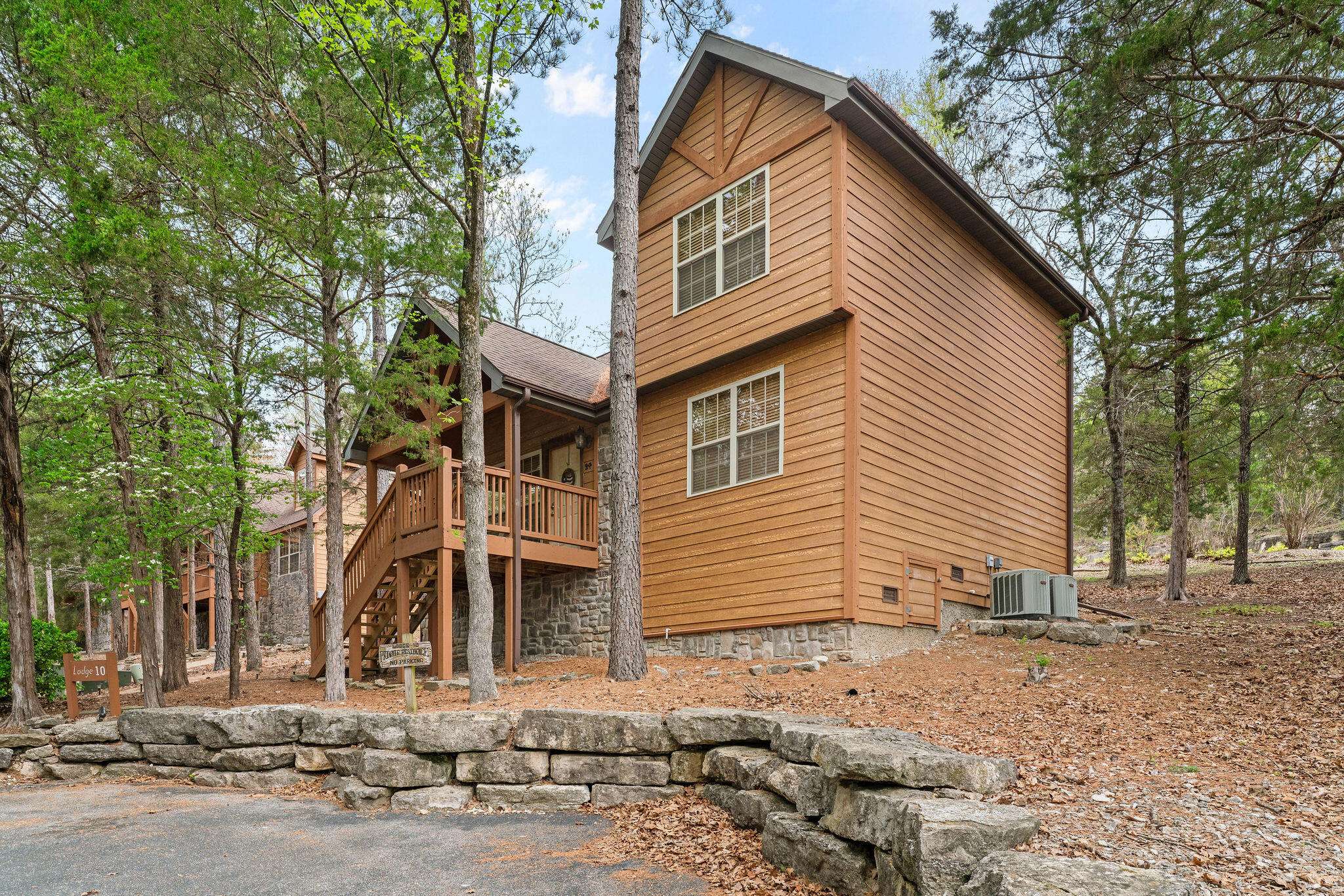 24 Lost Creek CIR, Branson West, MO 65737