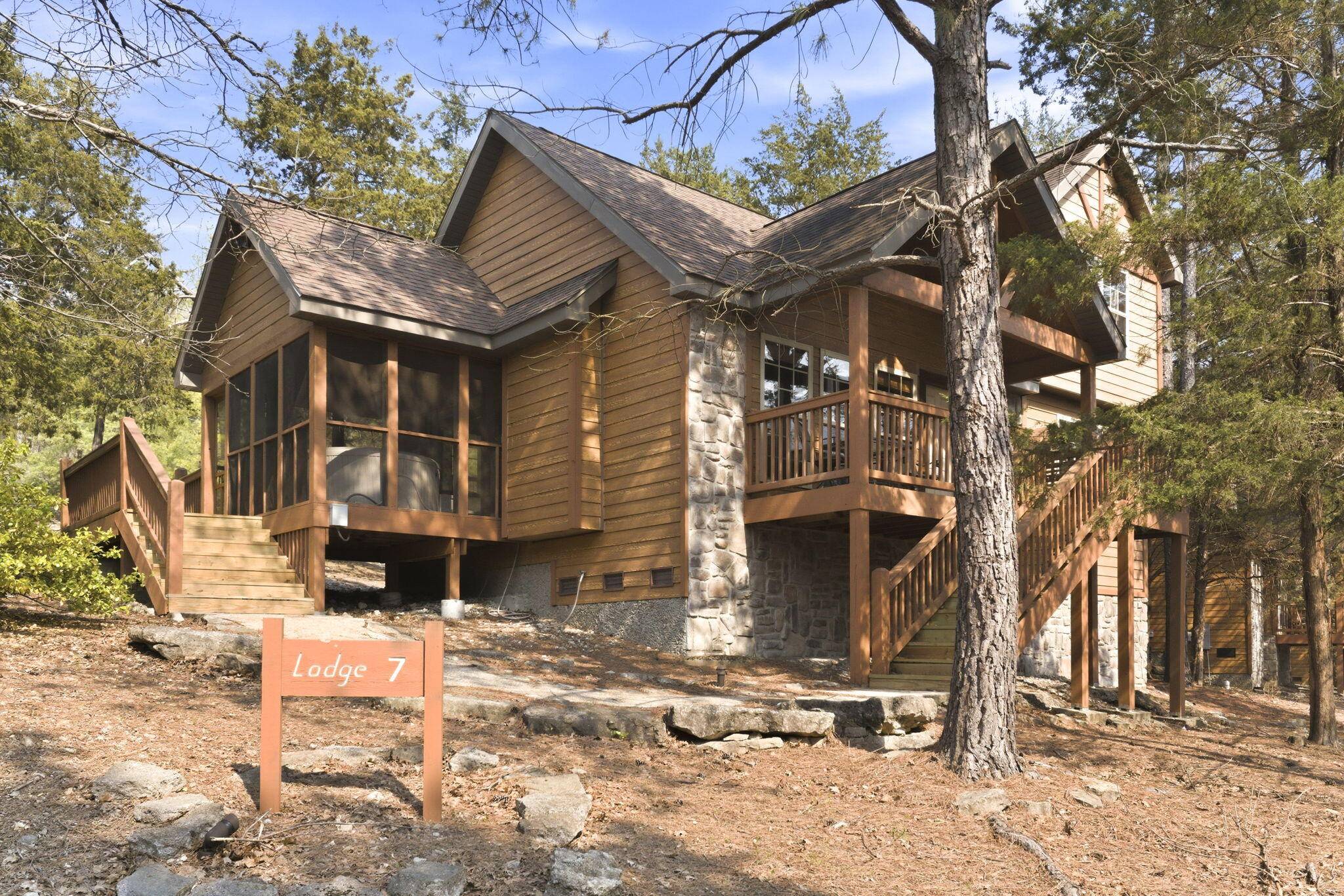 102 Lost Creek CIR, Branson West, MO 65737