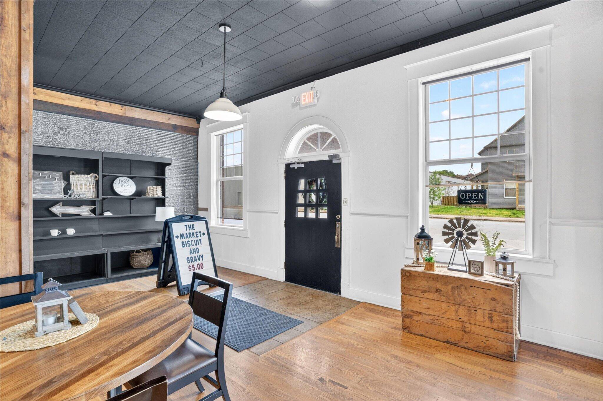33 W Olive ST, Aurora, MO 65605