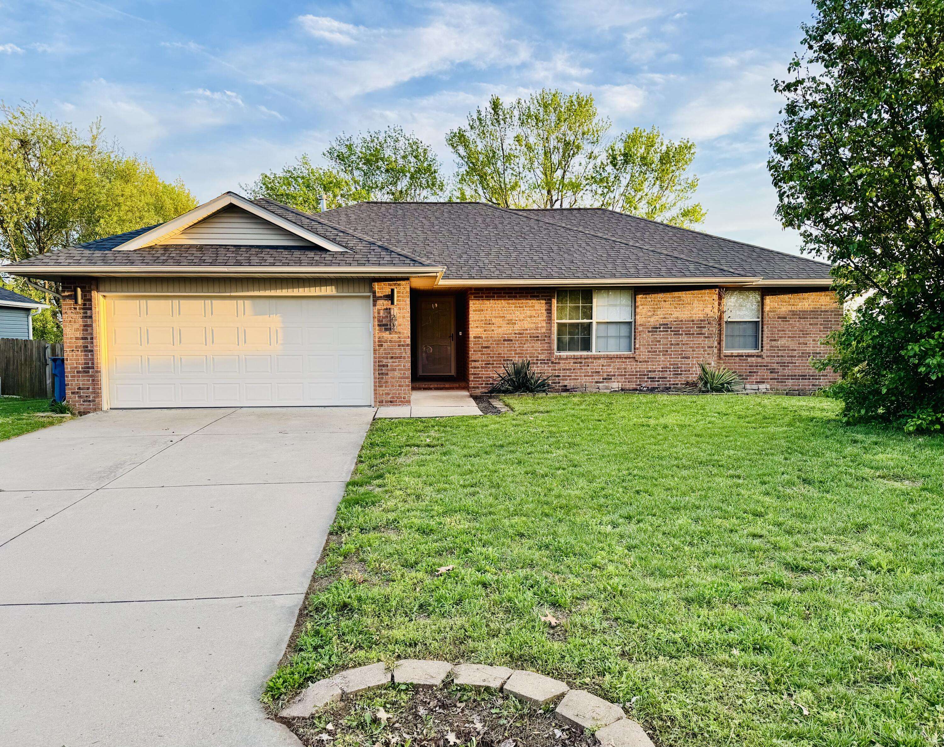 142 W Trail Point DR, Nixa, MO 65714