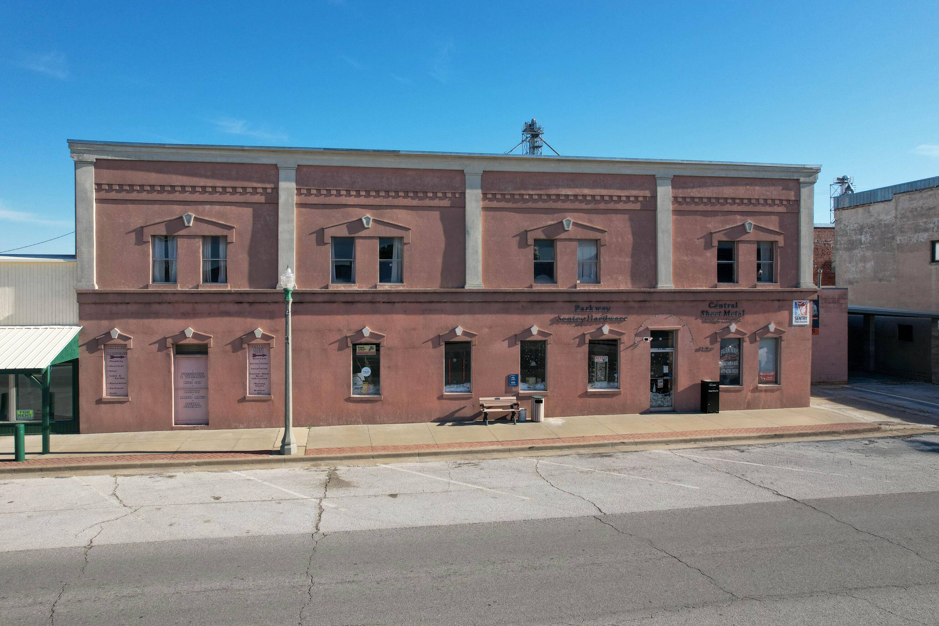 23 W Olive ST, Aurora, MO 65605