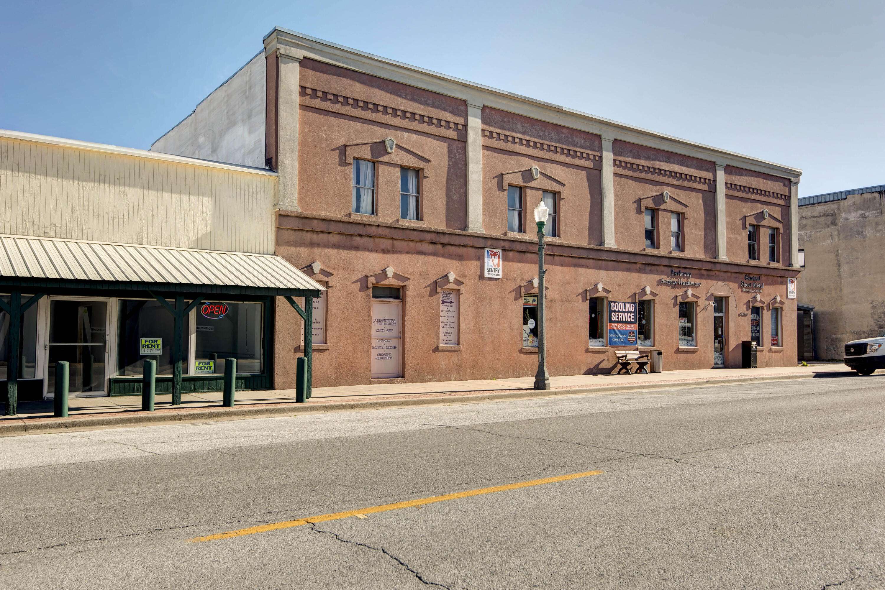 23 W Olive ST, Aurora, MO 65605