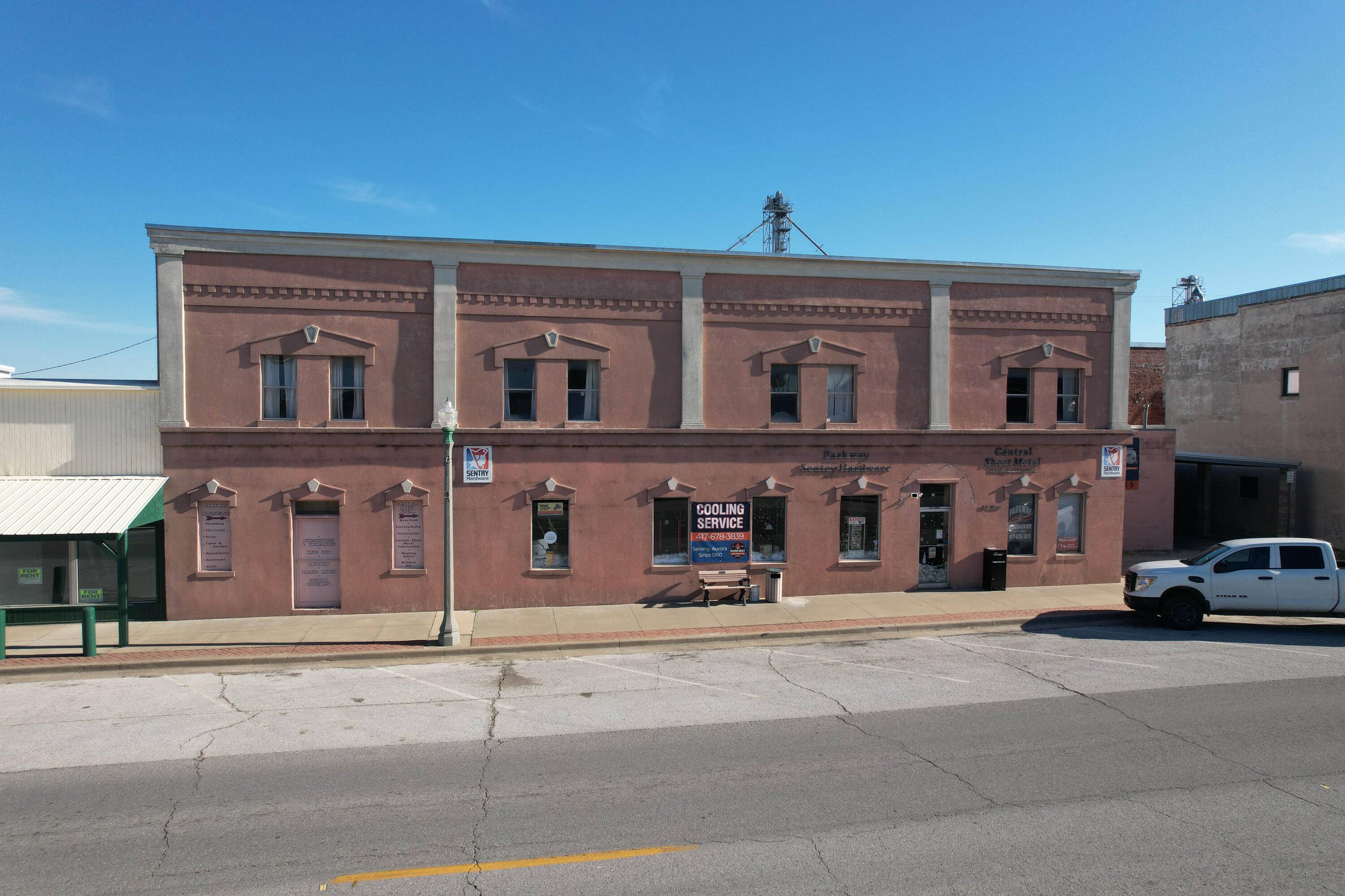 23 W Olive ST, Aurora, MO 65605