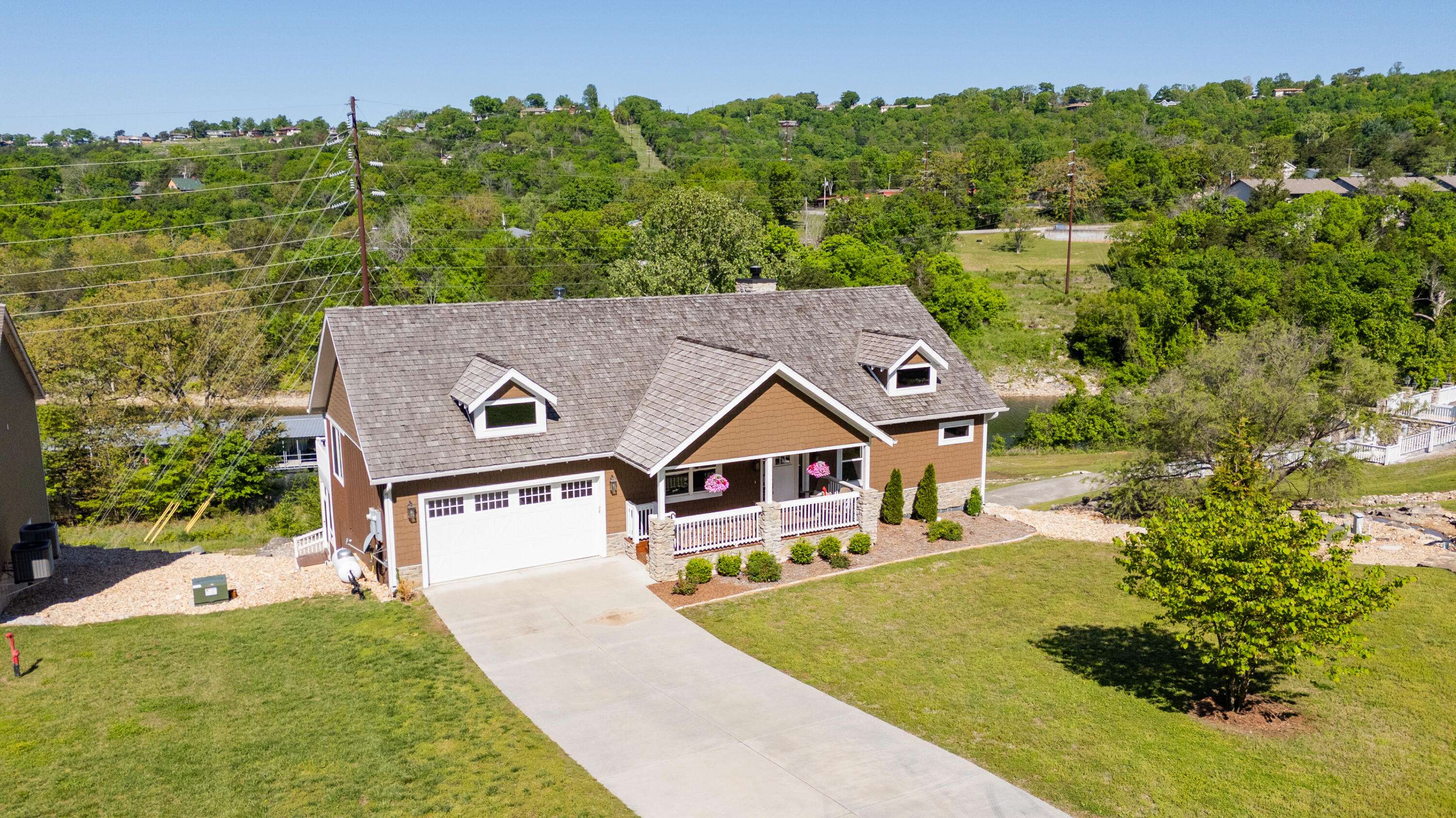 134 Little Creek LN, Kimberling City, MO 65686