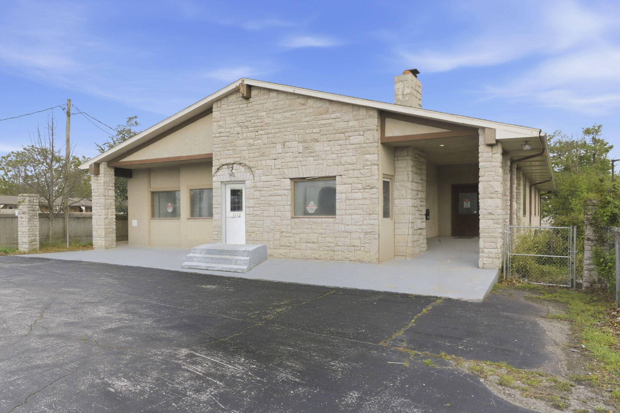 2122 S Glenstone AVE, Springfield, MO 65804