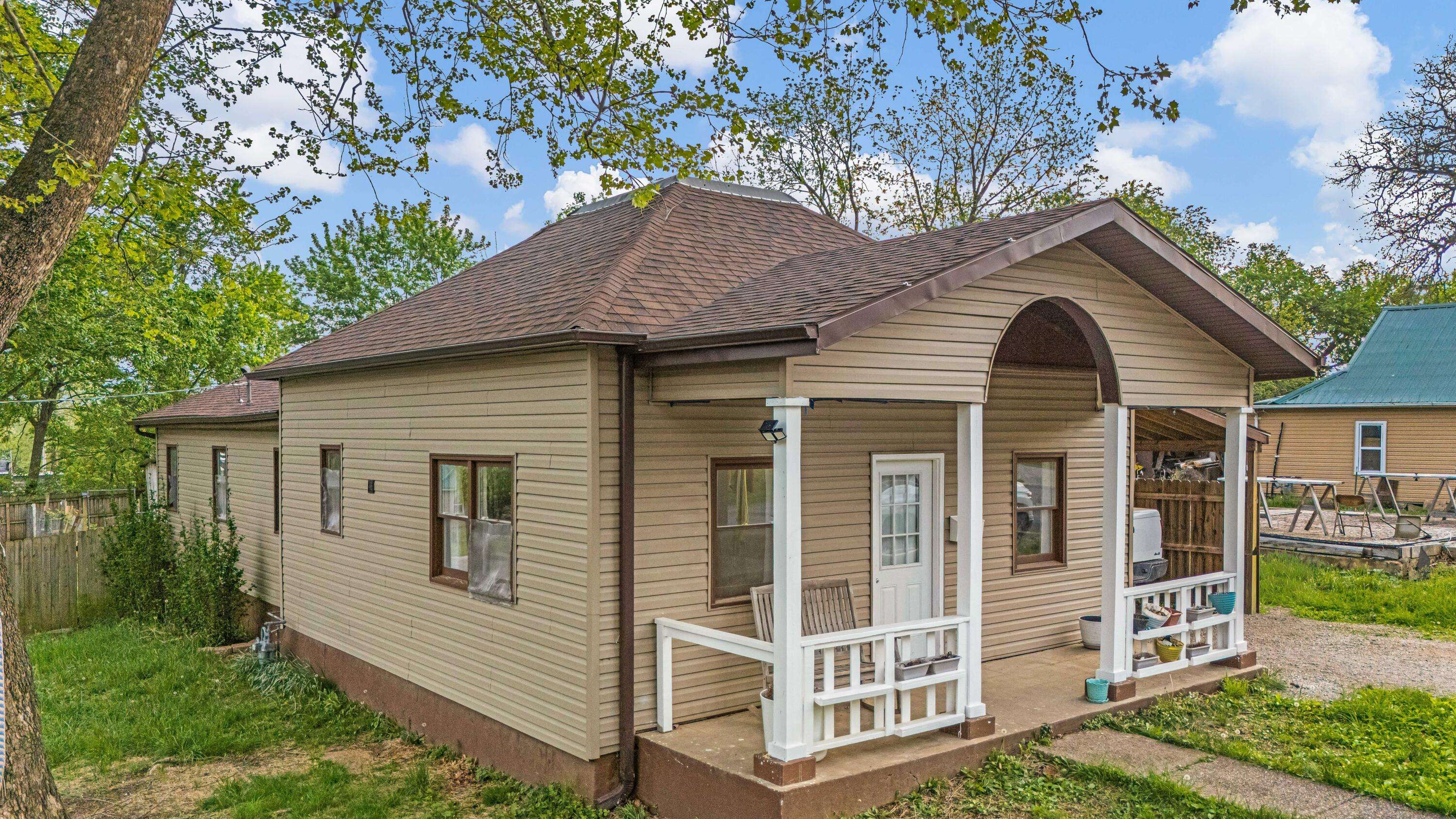 502 W 4th ST, Willow Springs, MO 65793