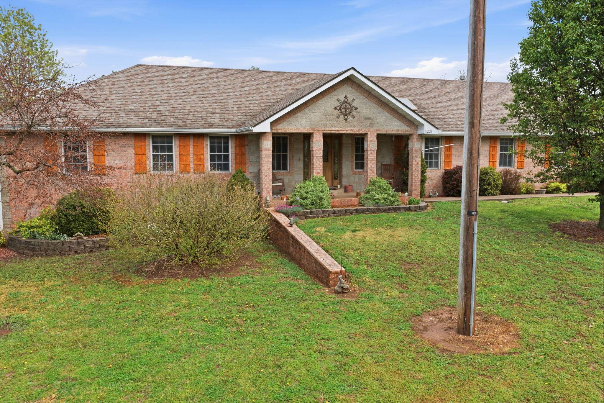 1229 E 425th RD, Bolivar, MO 65613