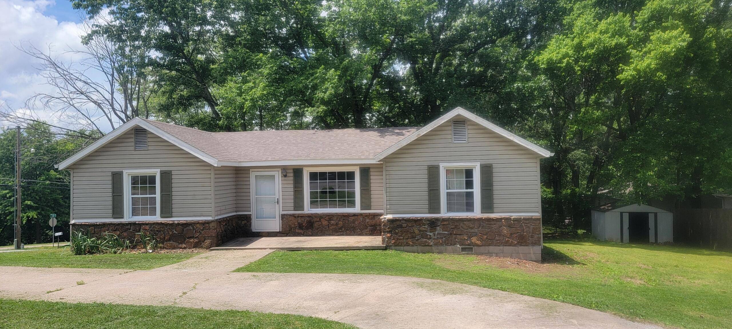 2002 Cash ST, Neosho, MO 64850