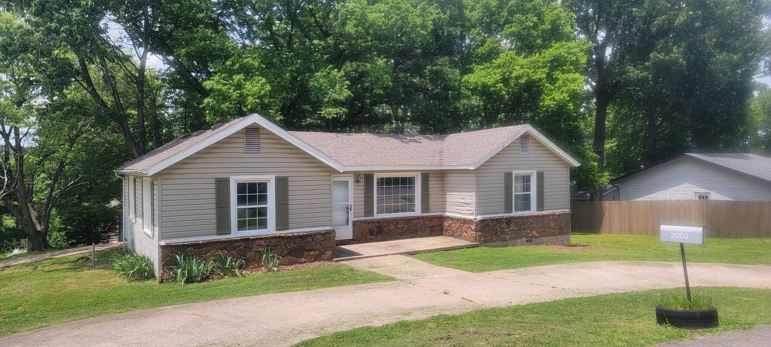2002 Cash ST, Neosho, MO 64850