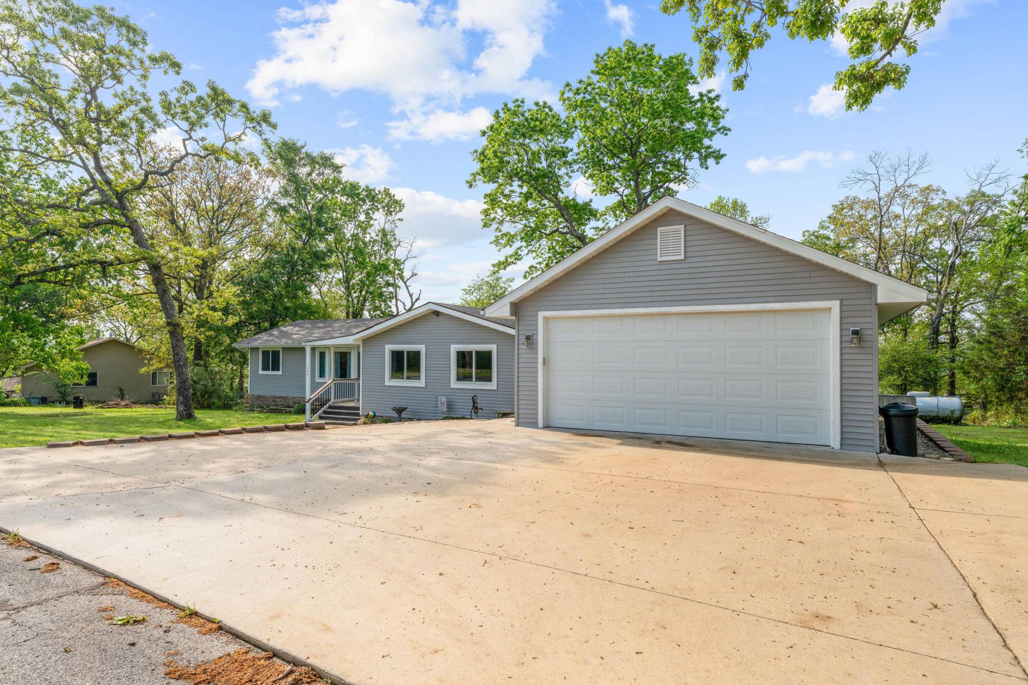 142 Locust LN, Branson, MO 65616