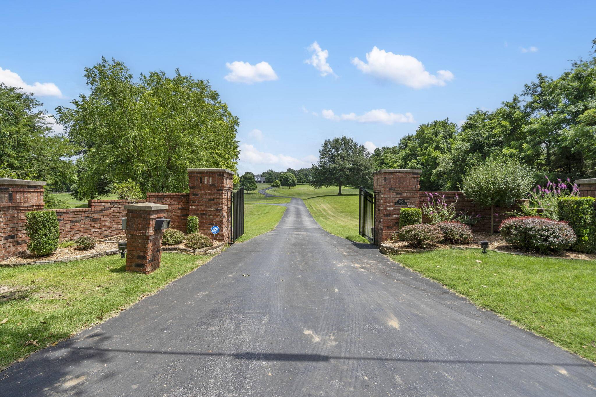 4671 E Beaux Creek LN, Springfield, MO 65809