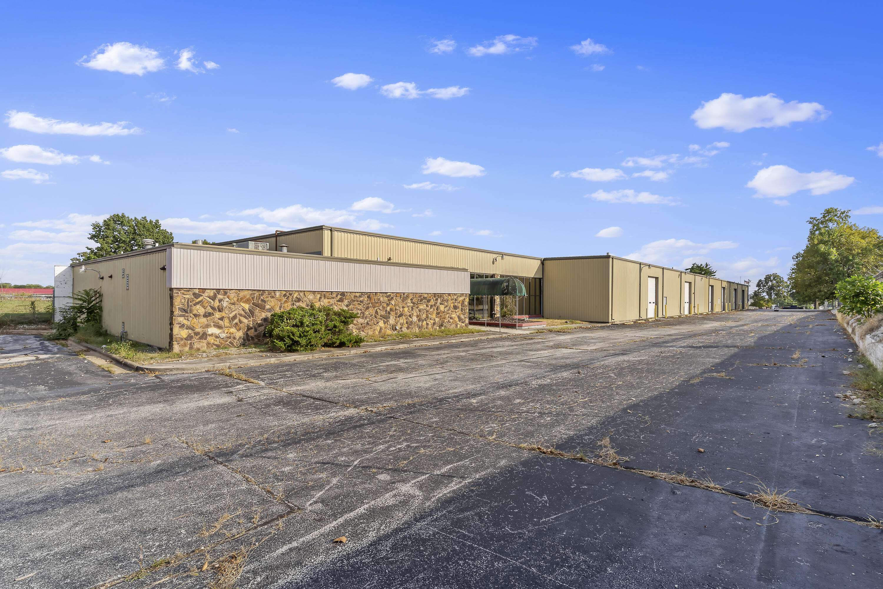 3001 E Pythian ST, Springfield, MO 65802