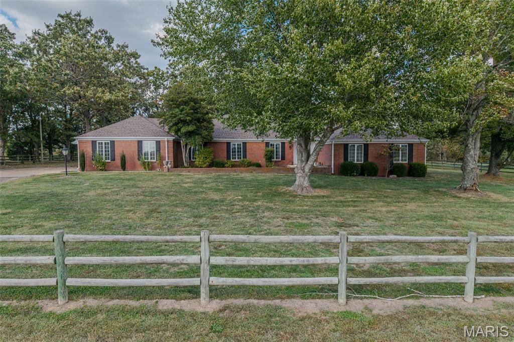 21355 Ember RD, Lebanon, MO 65536