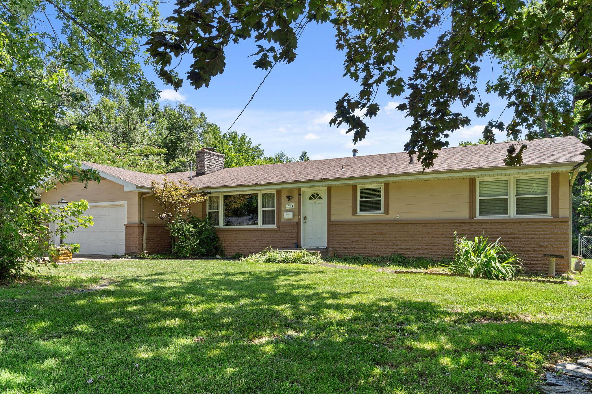1904 S Valleyroad AVE, Springfield, MO 65804