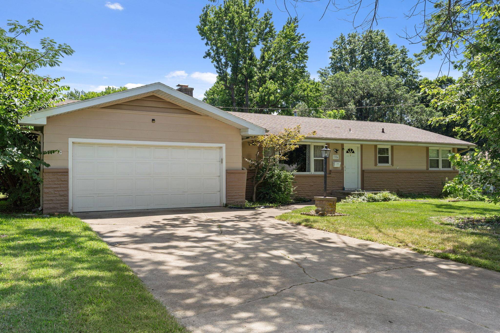 1904 S Valleyroad AVE, Springfield, MO 65804