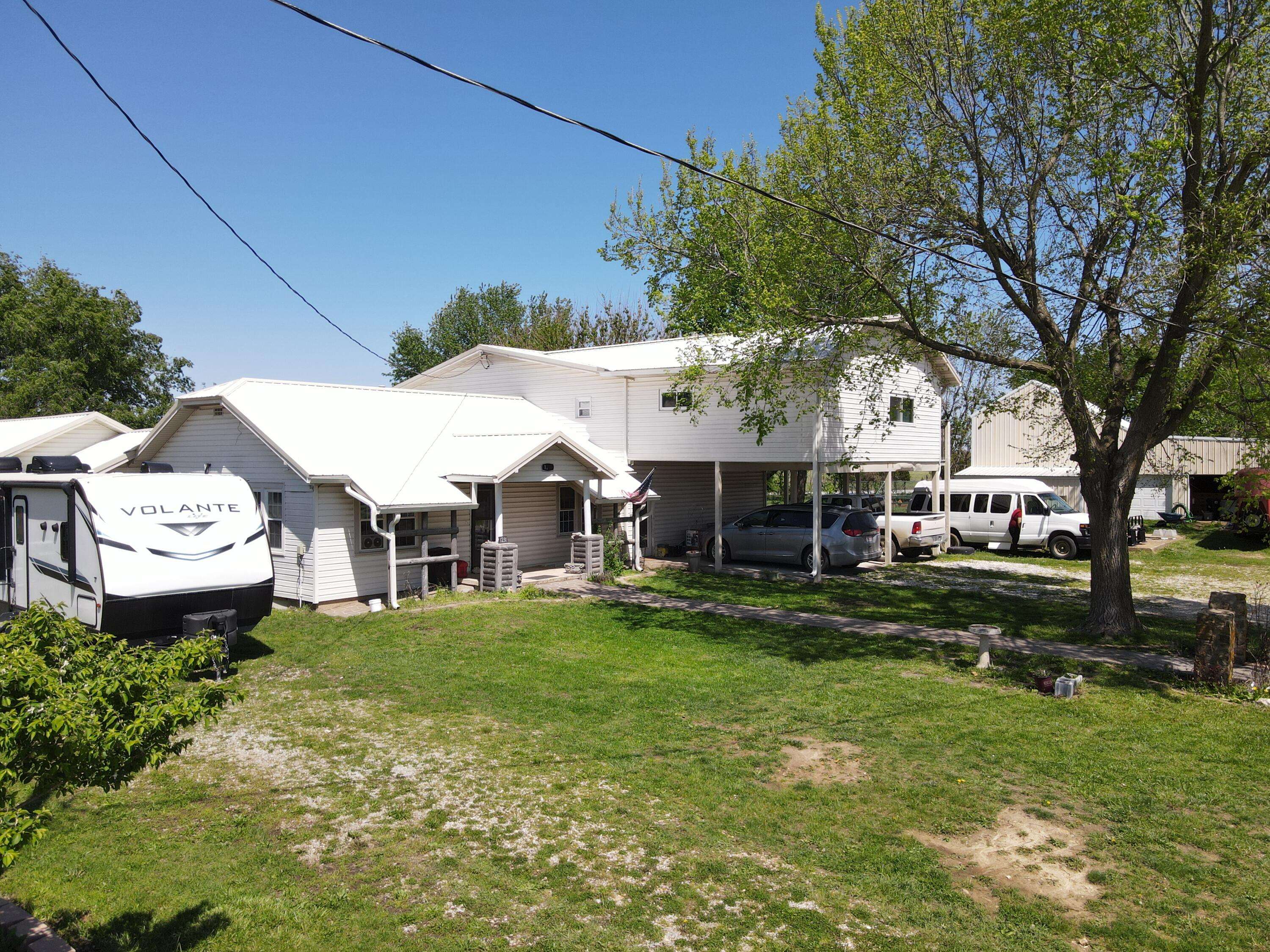 1231 E Clinton RD, Seymour, MO 65746