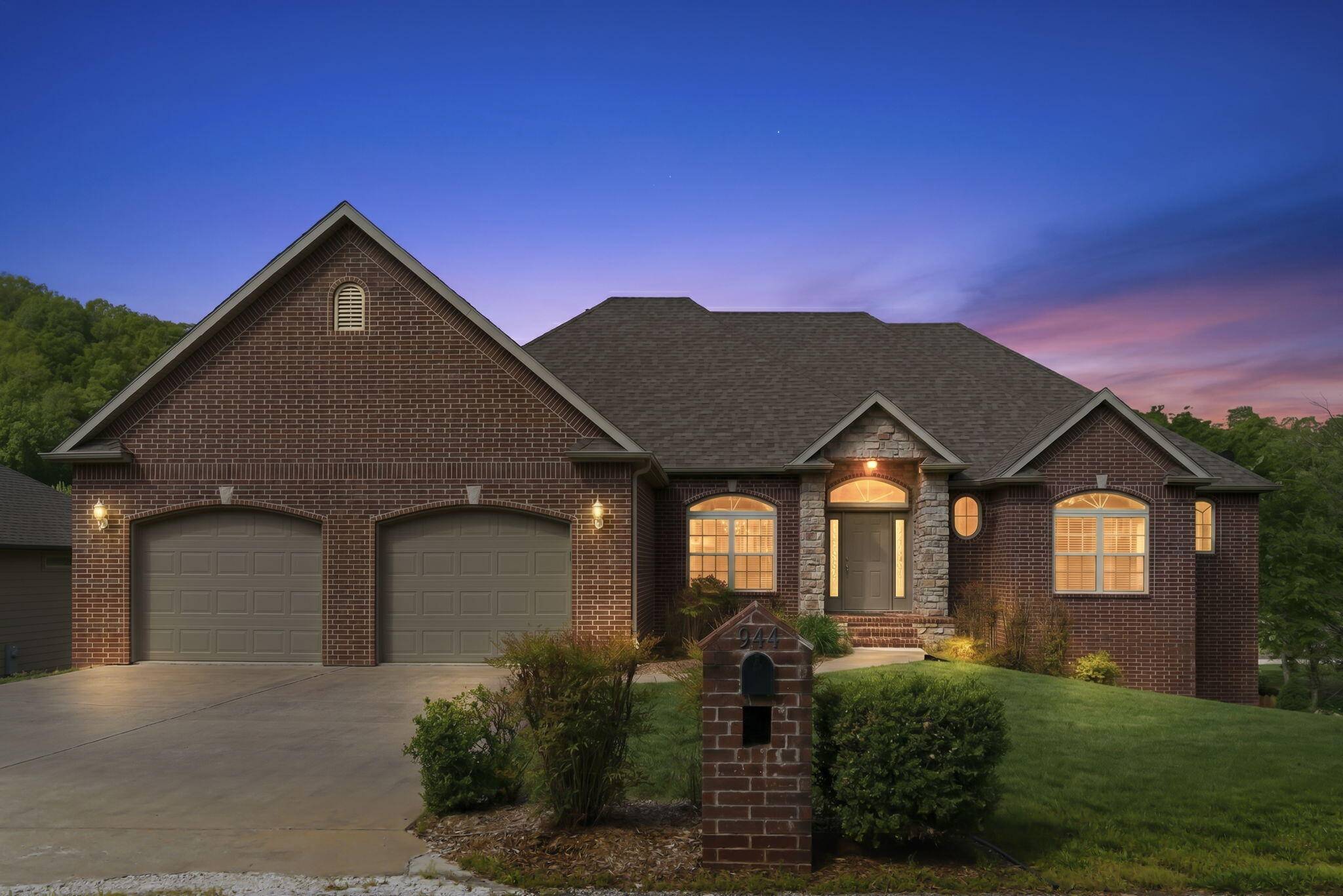 94 Ashwood LN, Branson West, MO 65737