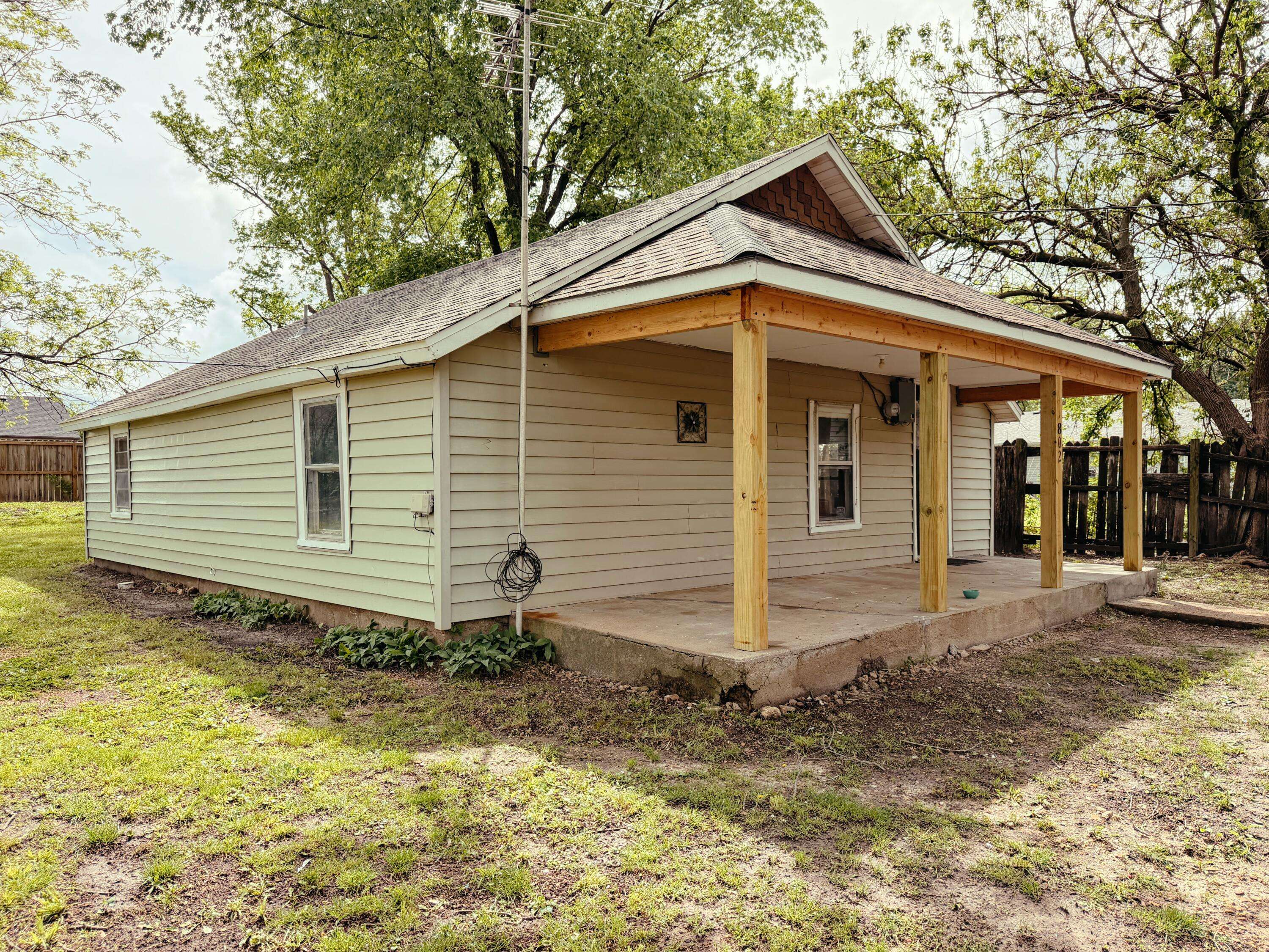802 S Main AVE, Bolivar, MO 65613