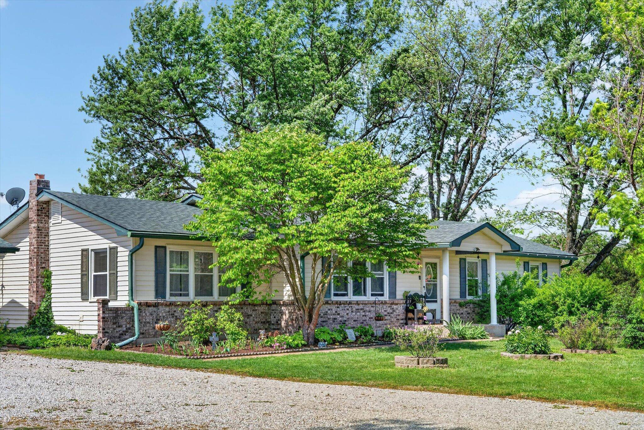 234 E Branch RD, Mack's Creek, MO 65786