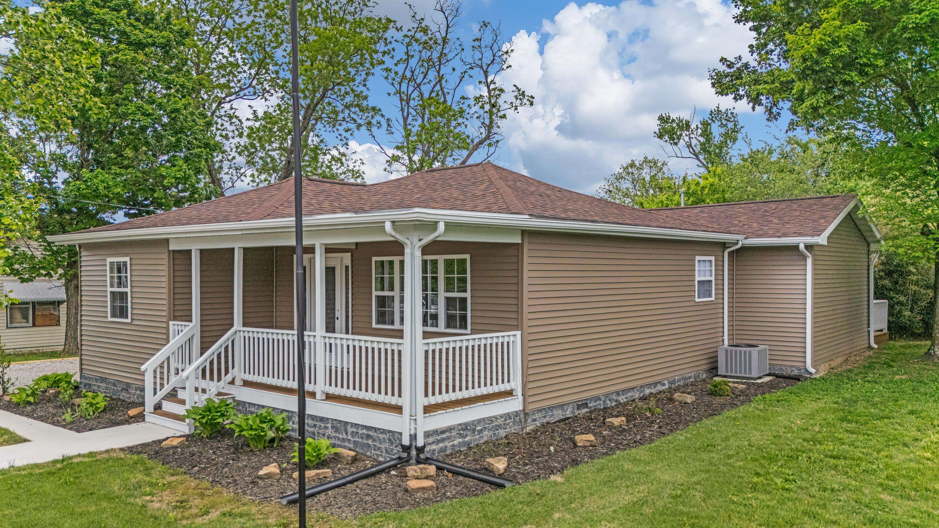 104 E 9th ST, Willow Springs, MO 65793