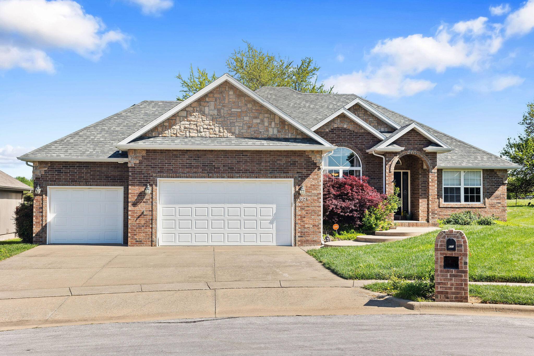 621 W Meadowgate DR, Springfield, MO 65803