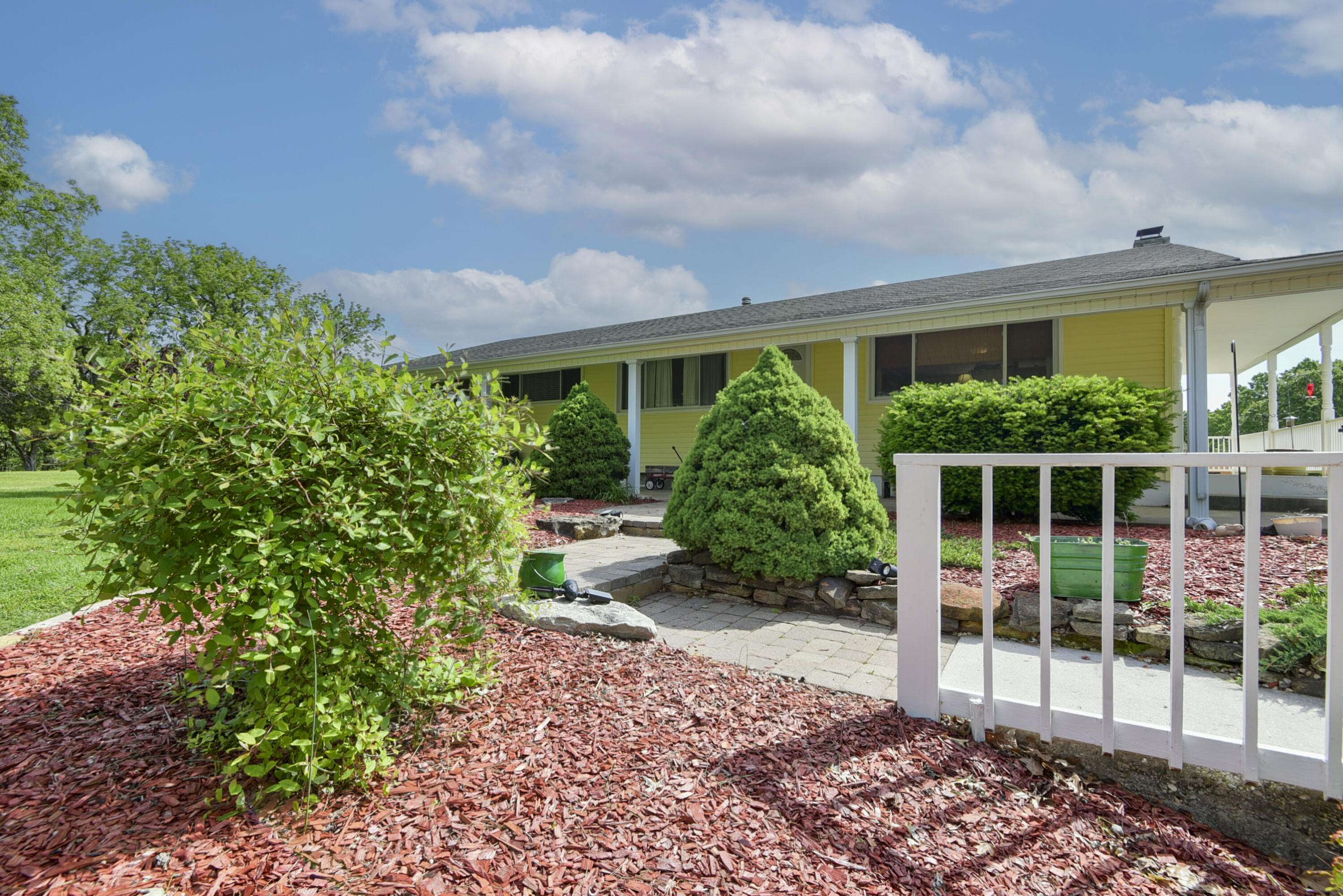 1338 Blackberry LN, Crane, MO 65633