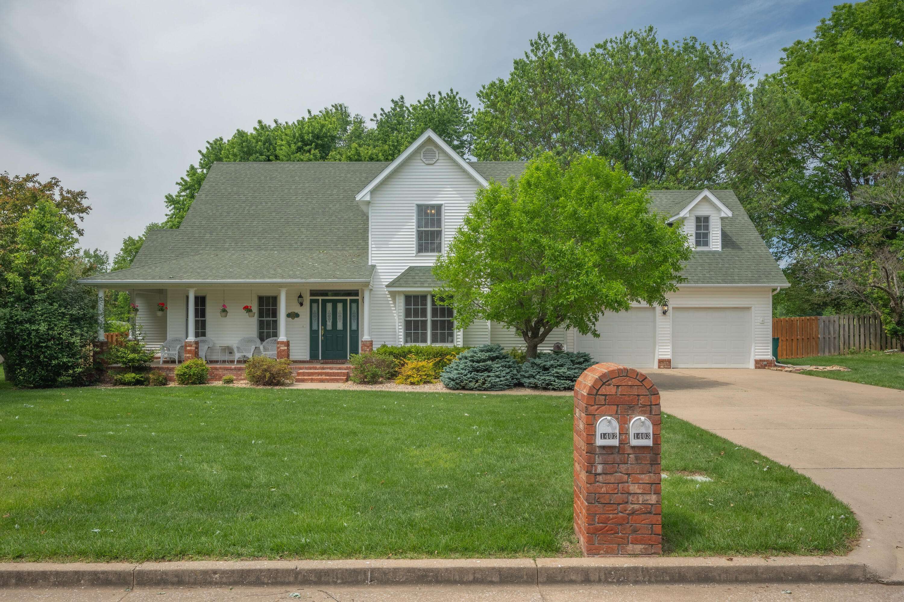 1402 Dierker DR, Monett, MO 65708