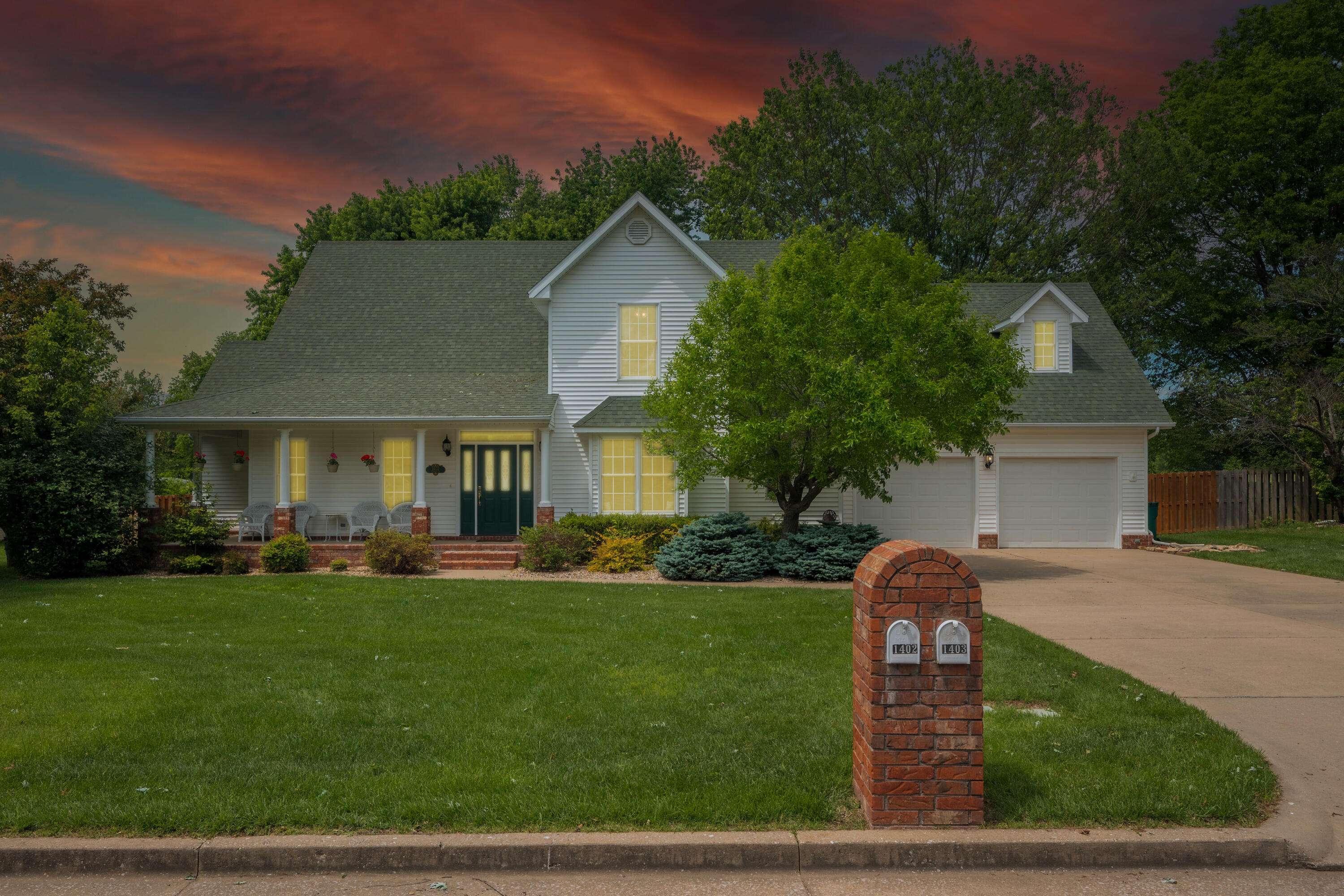 1402 Dierker DR, Monett, MO 65708